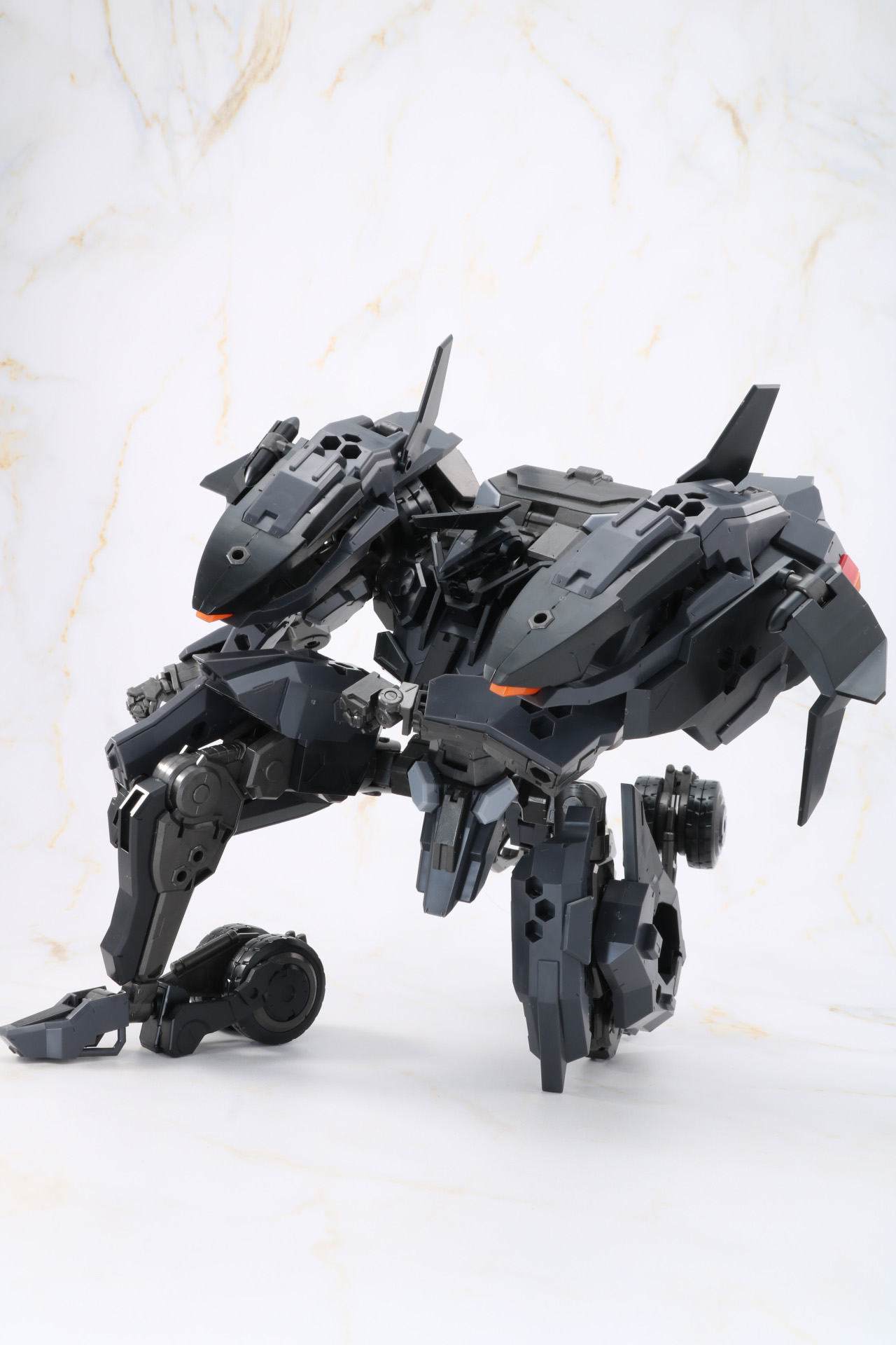 片膝立ちポーズも可能