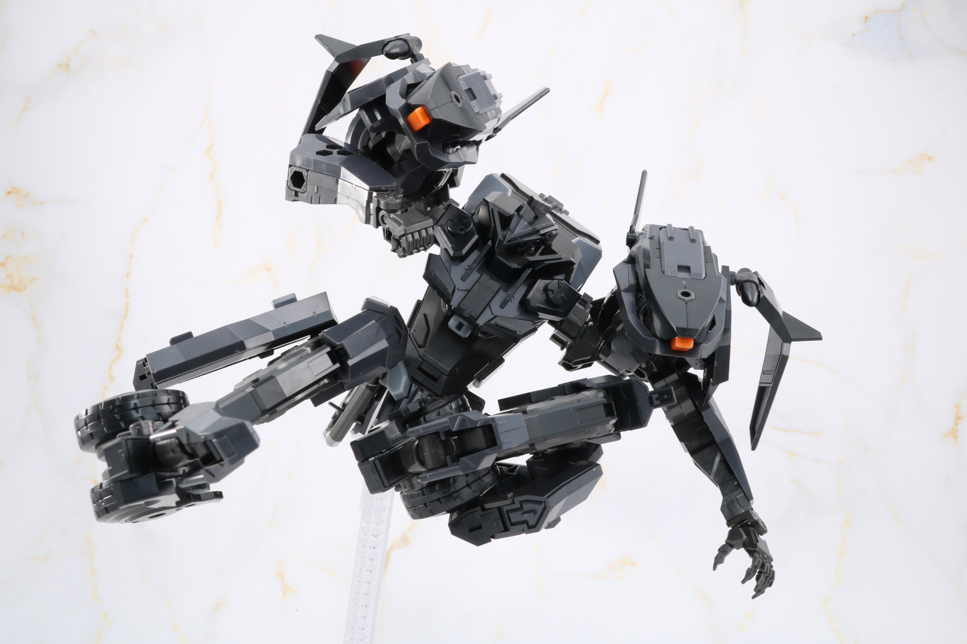 跳び蹴りのようなポーズも自然に決まる