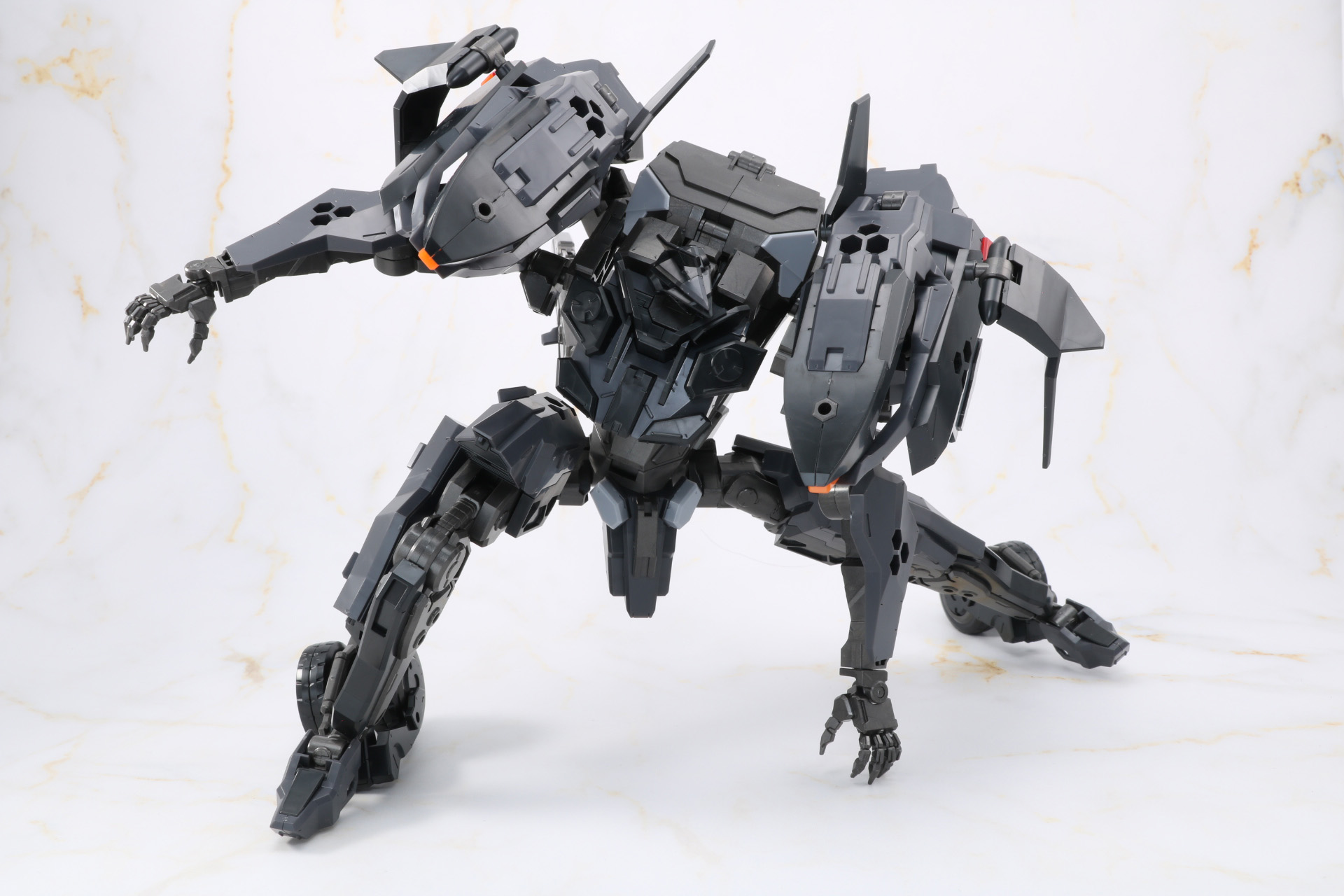 股関節も柔軟に可動し、大きく脚部を開くこともできる