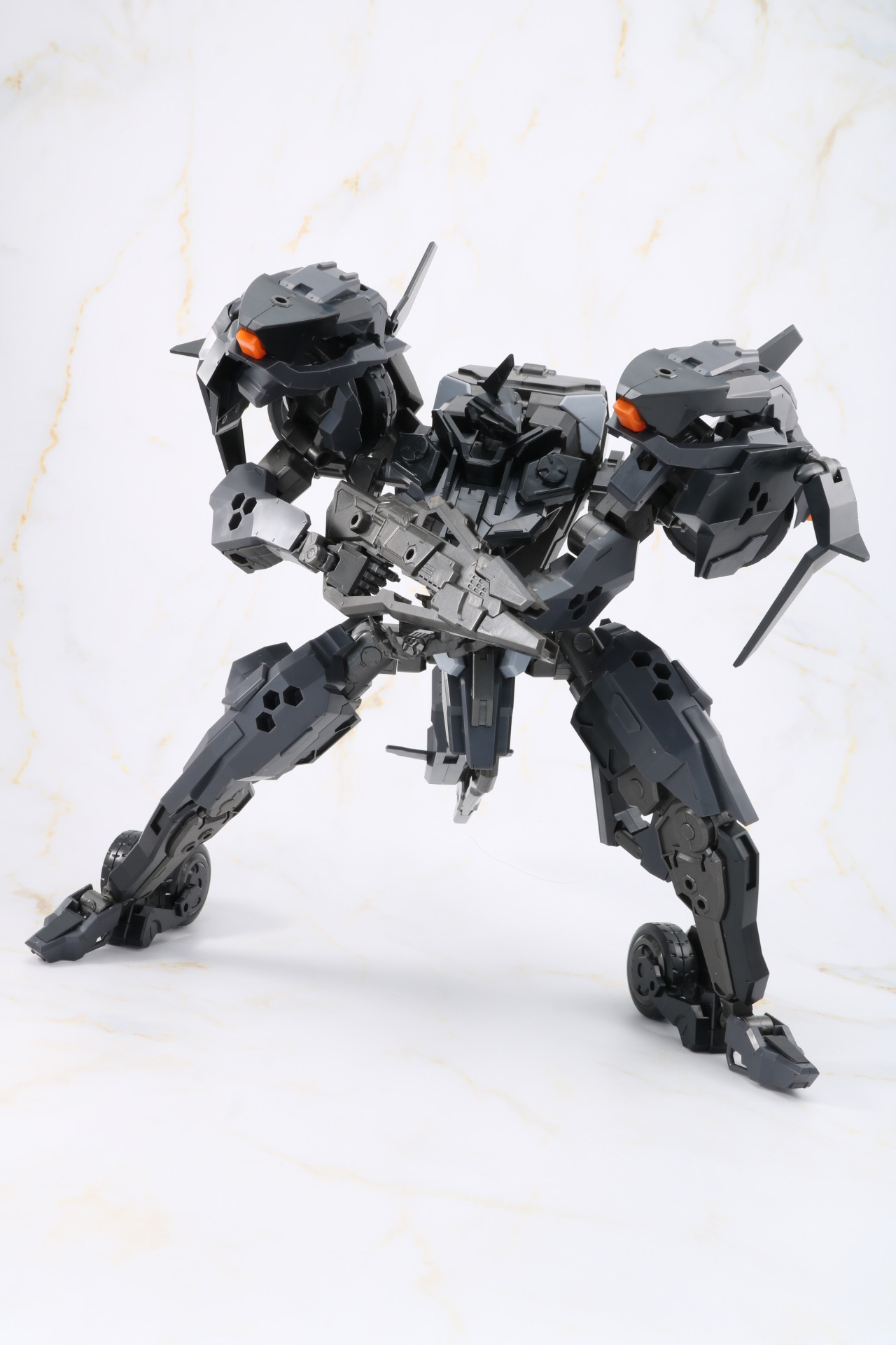 ライフルを持たせることも可能。両手で支えるポーズもできる