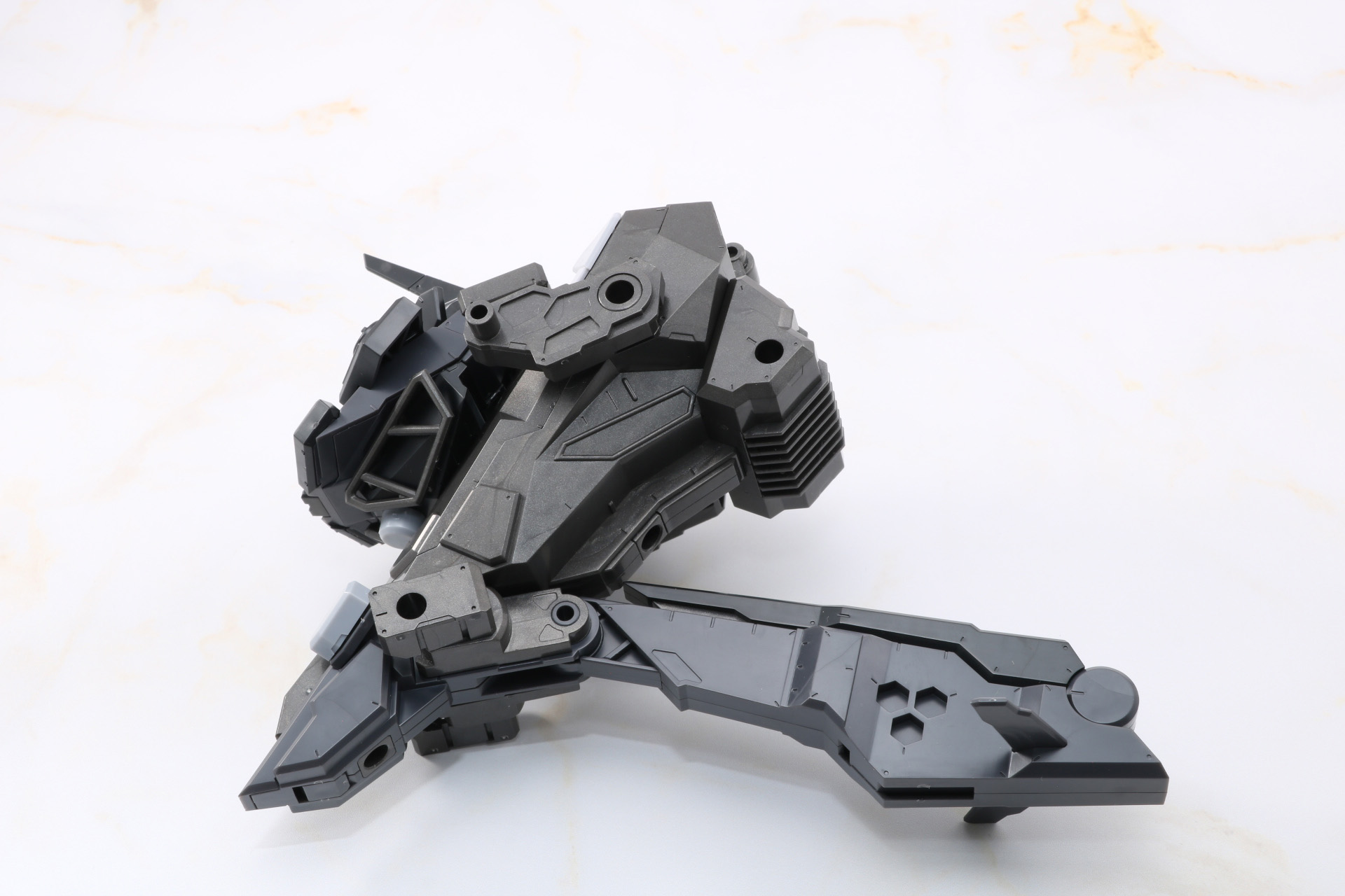 胴体の変形。背部のパーツを前に配置