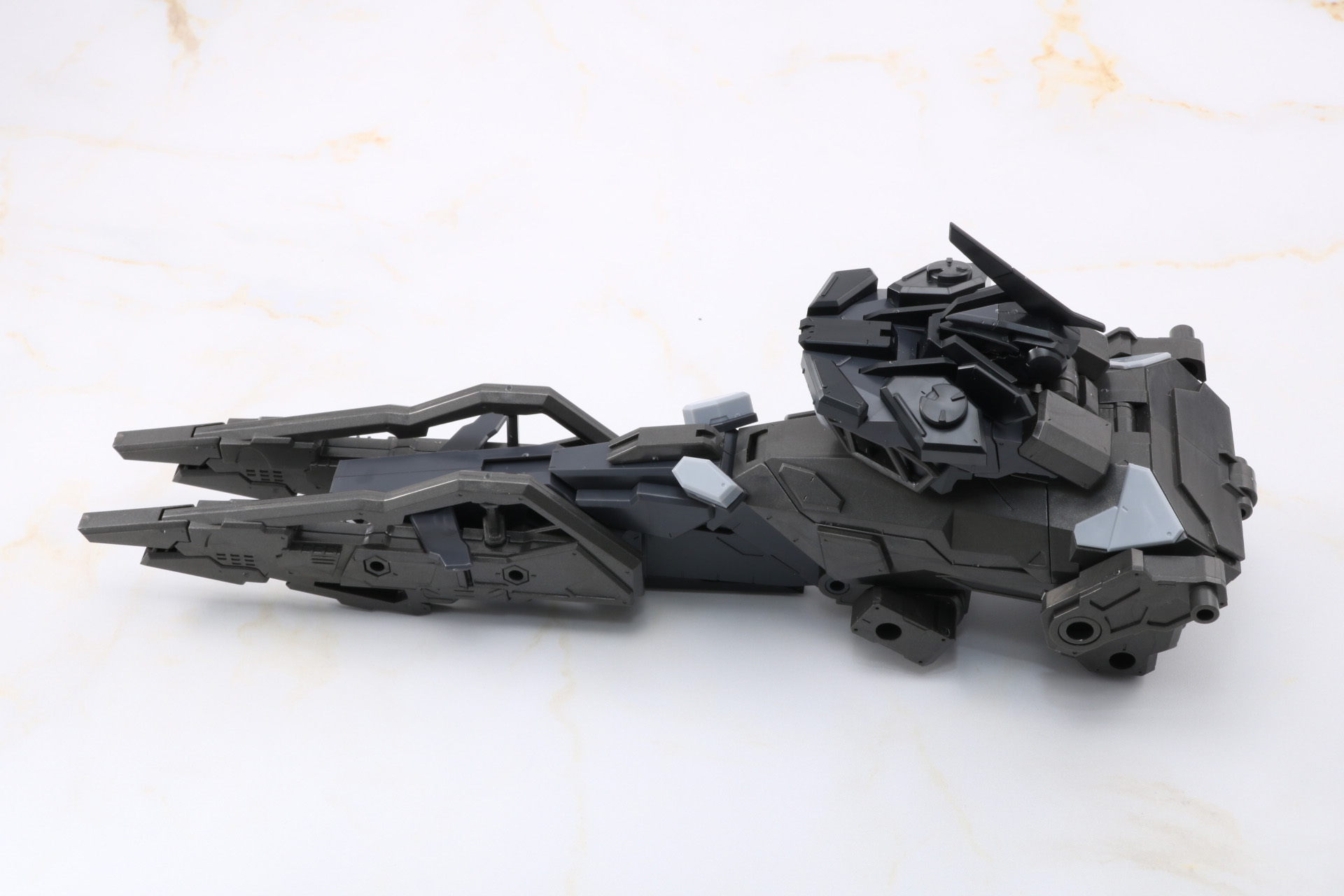 胴体の変形。背部のパーツを前に配置