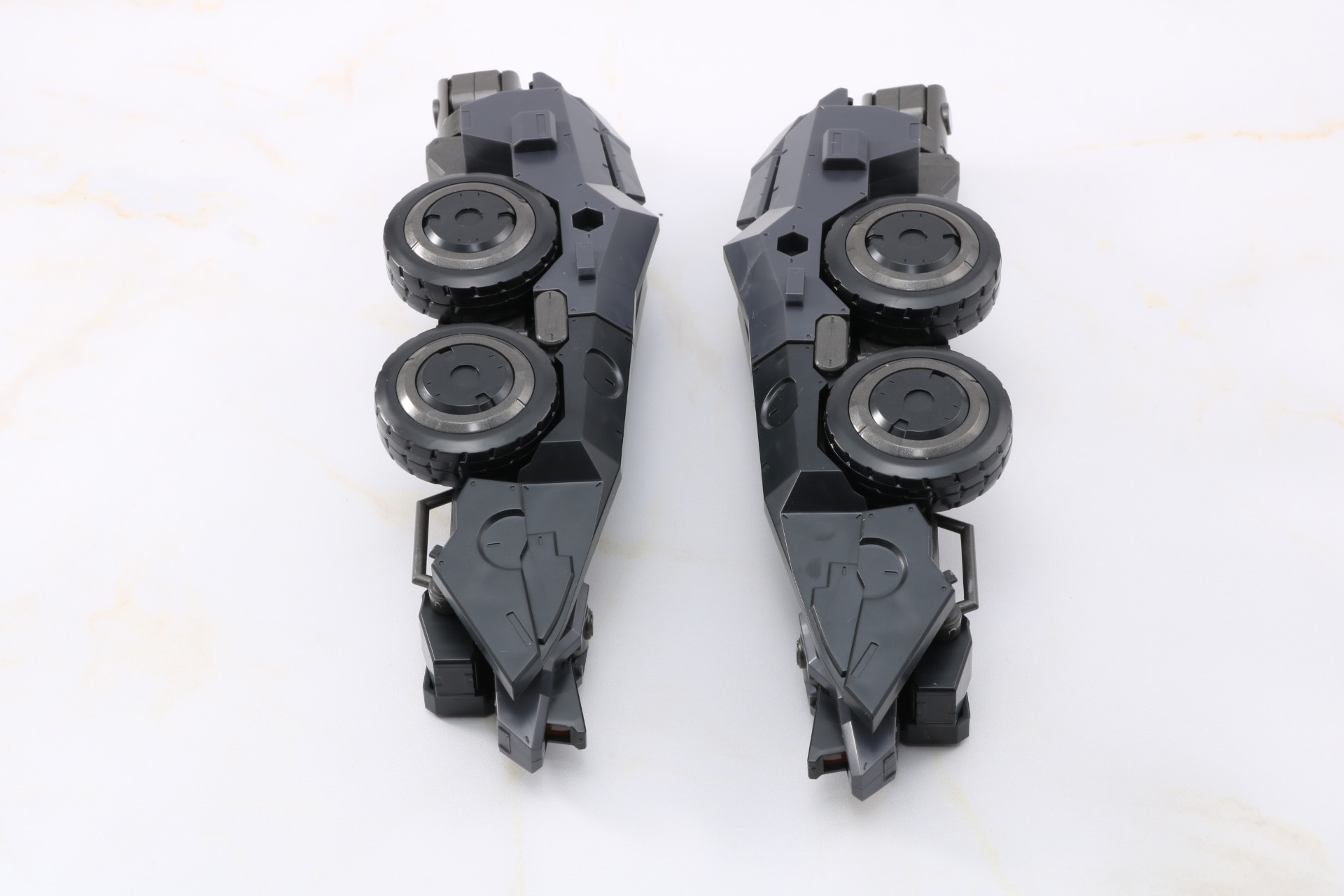 脚部の変形。前輪パーツが展開、4輪タイヤを覆う武骨なフェンダー、足先のヘッドライトが展開