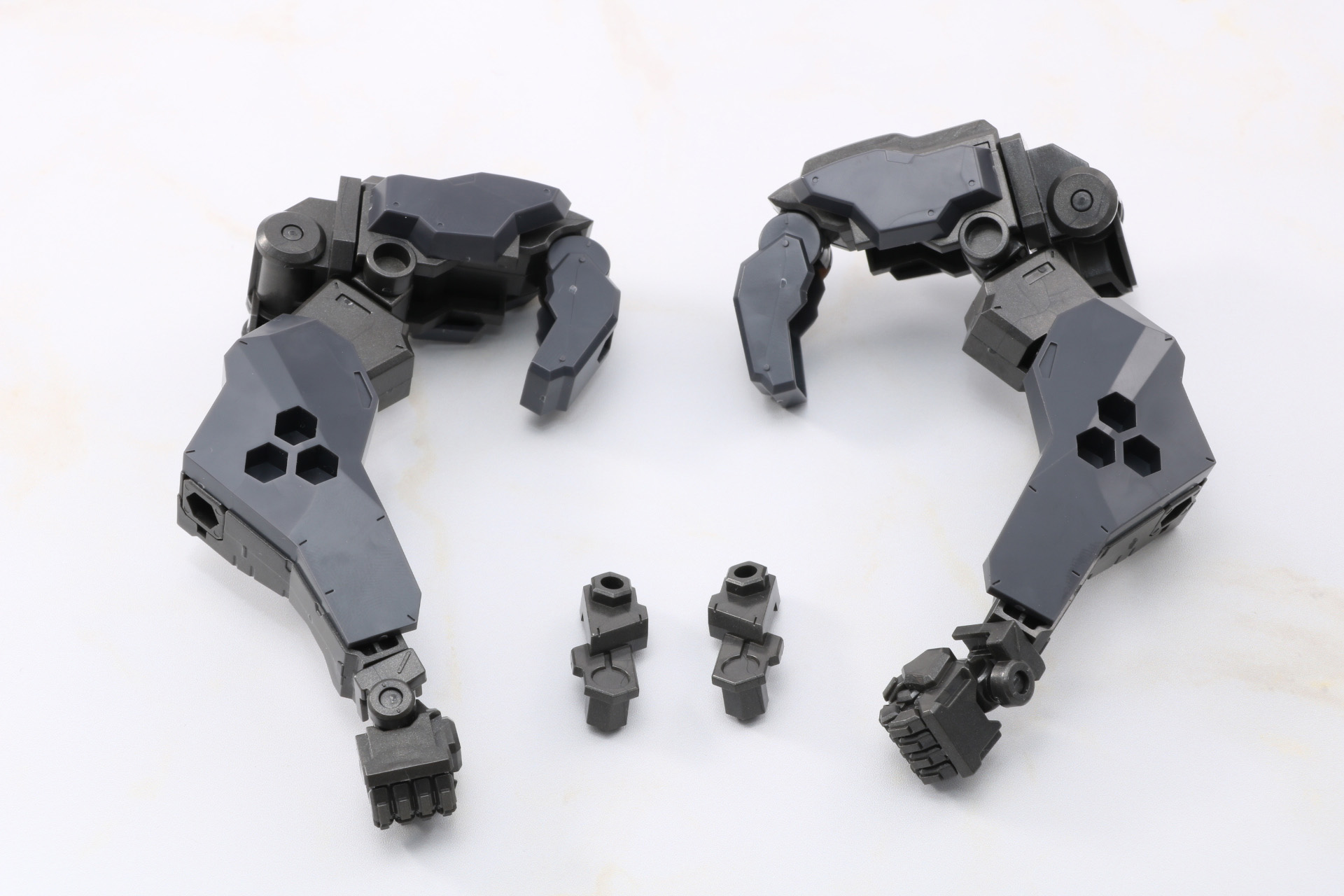 腕部の変形。前腕部にアタッチメントパーツを装着