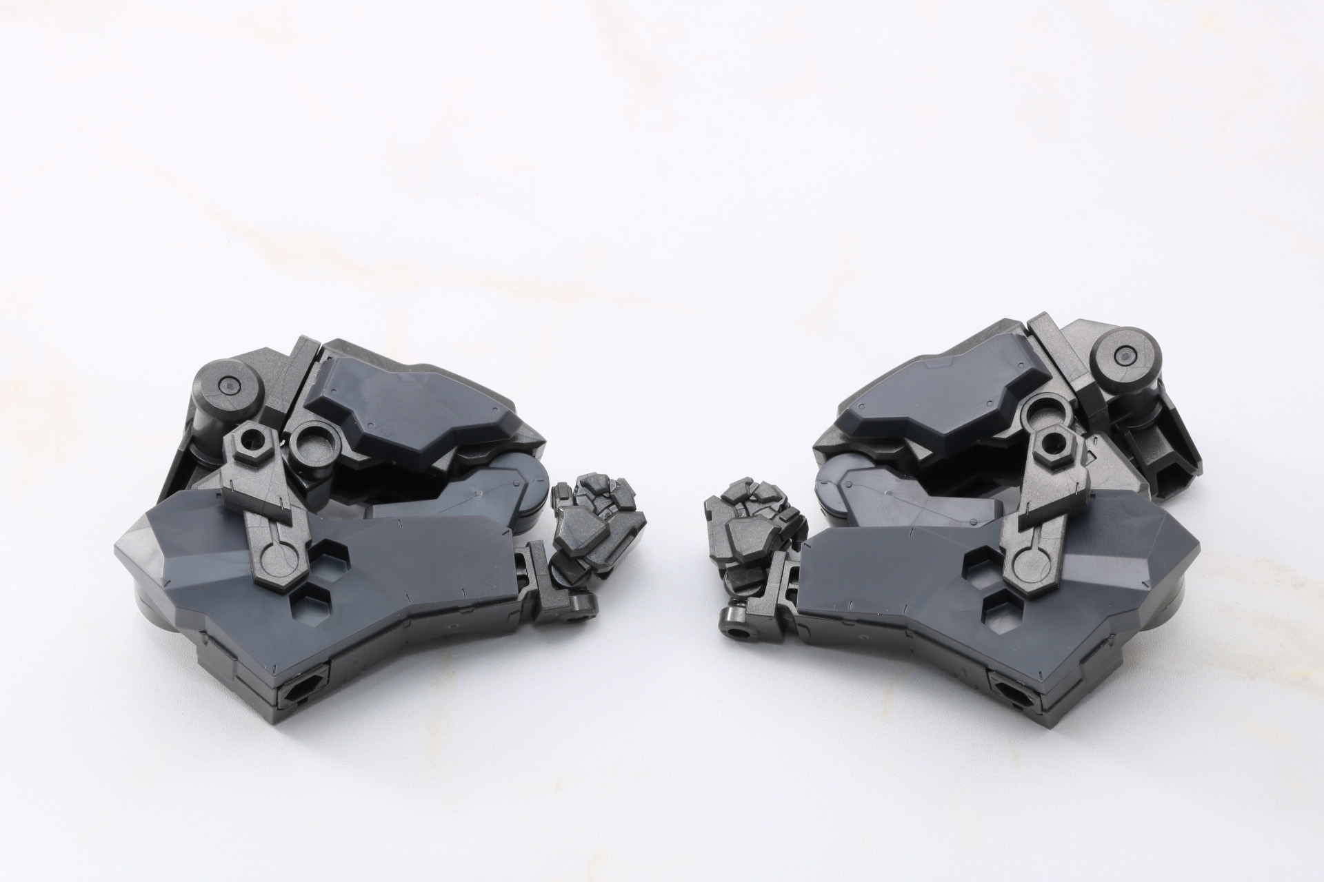 腕部の変形。前腕部にアタッチメントパーツを装着