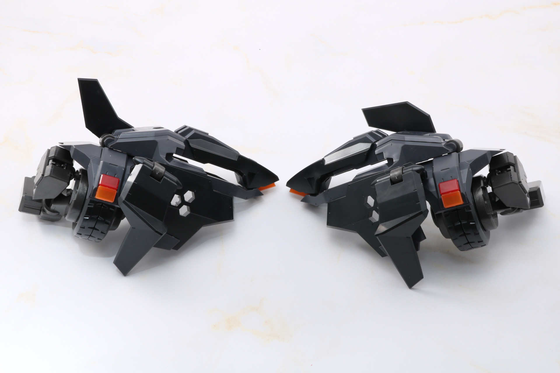 肩アーマーの変形。一度3つに分け、後輪パーツはアームを展開