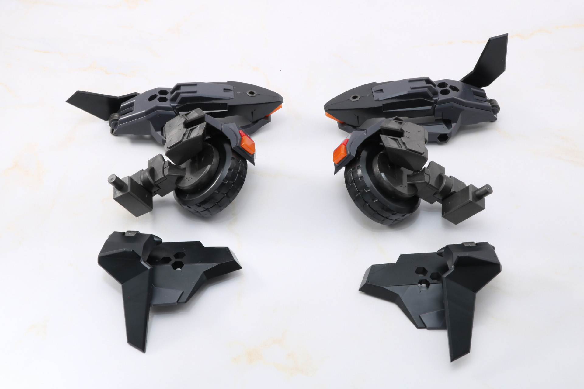 肩アーマーの変形。一度3つに分け、後輪パーツはアームを展開