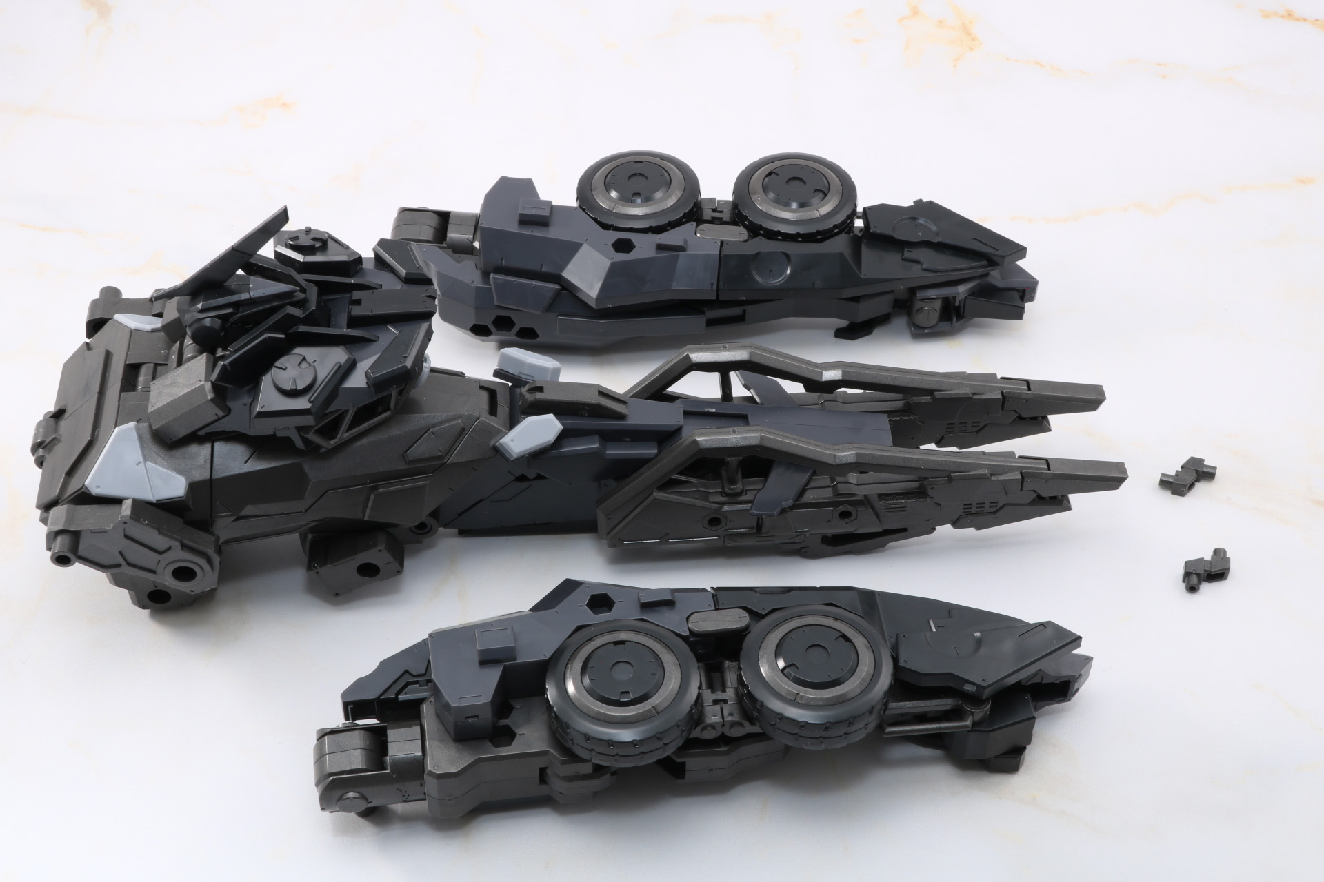 胴体と脚部パーツを合体。アタッチメントパーツで補強