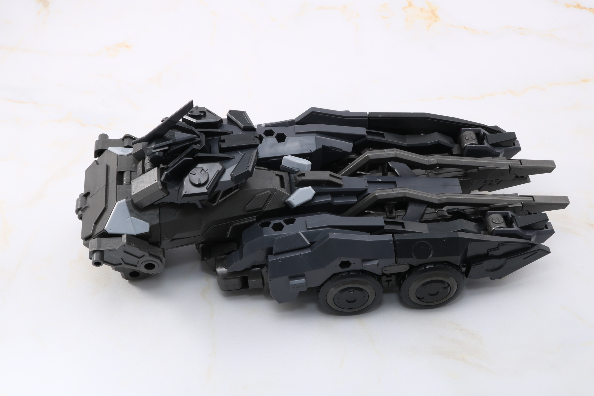 胴体と脚部パーツを合体。アタッチメントパーツで補強