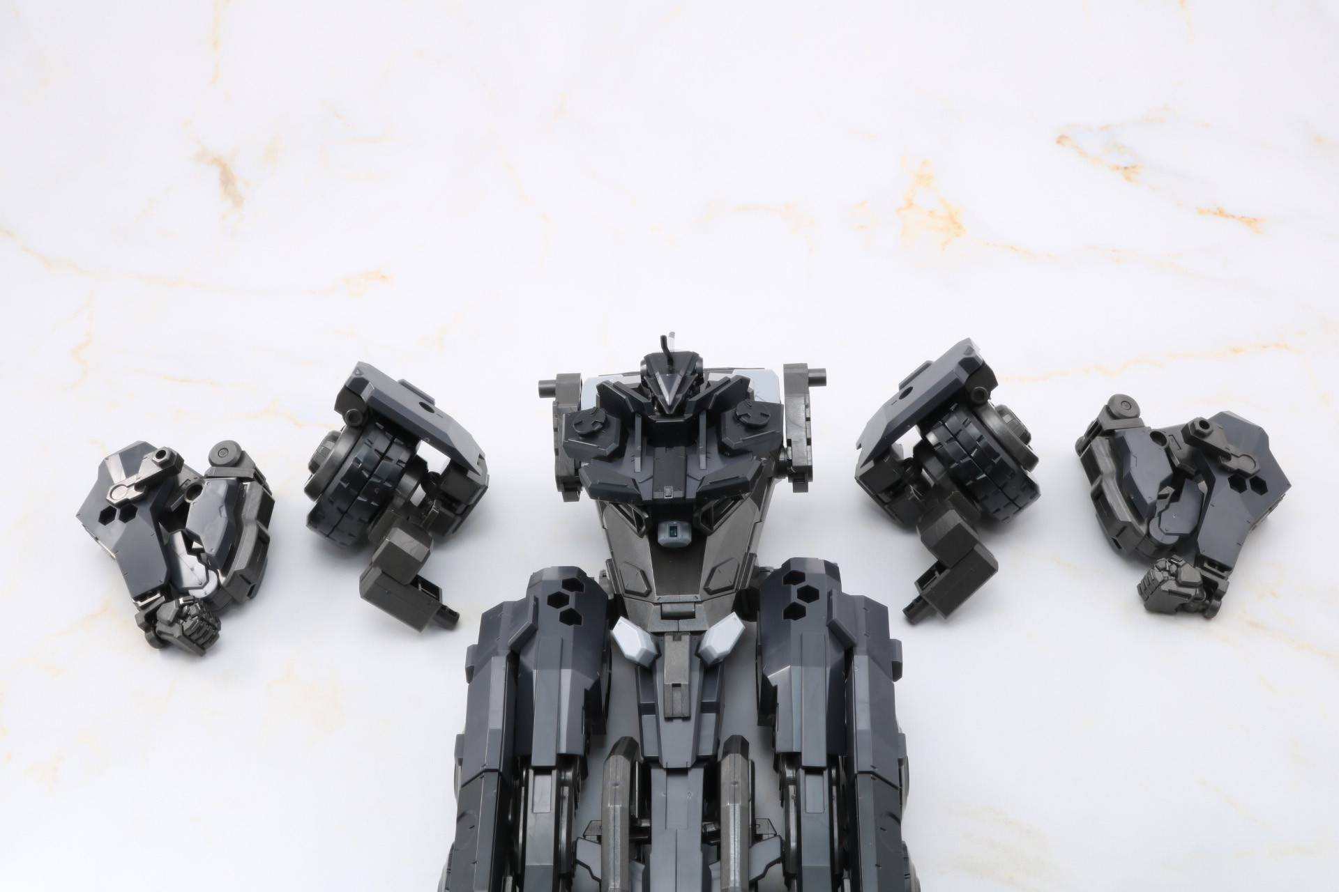 胴体と腕部、後輪パーツを合体