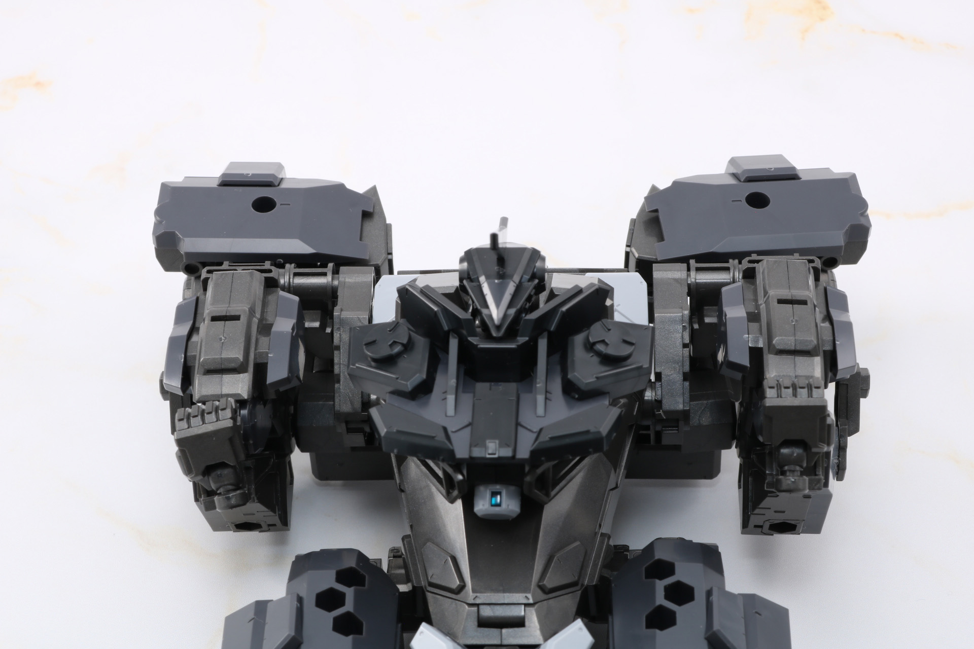 胴体と腕部、後輪パーツを合体