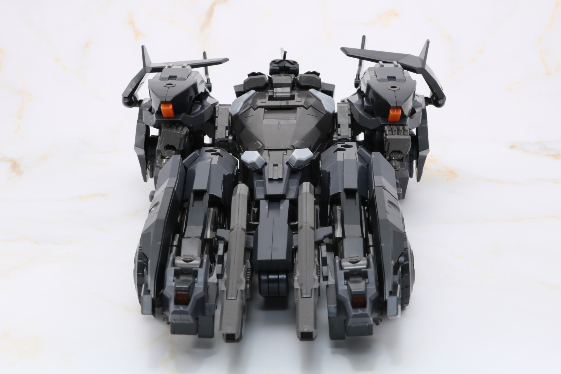 正面。フロントはライフルが配置されていることで密度の高い造形に