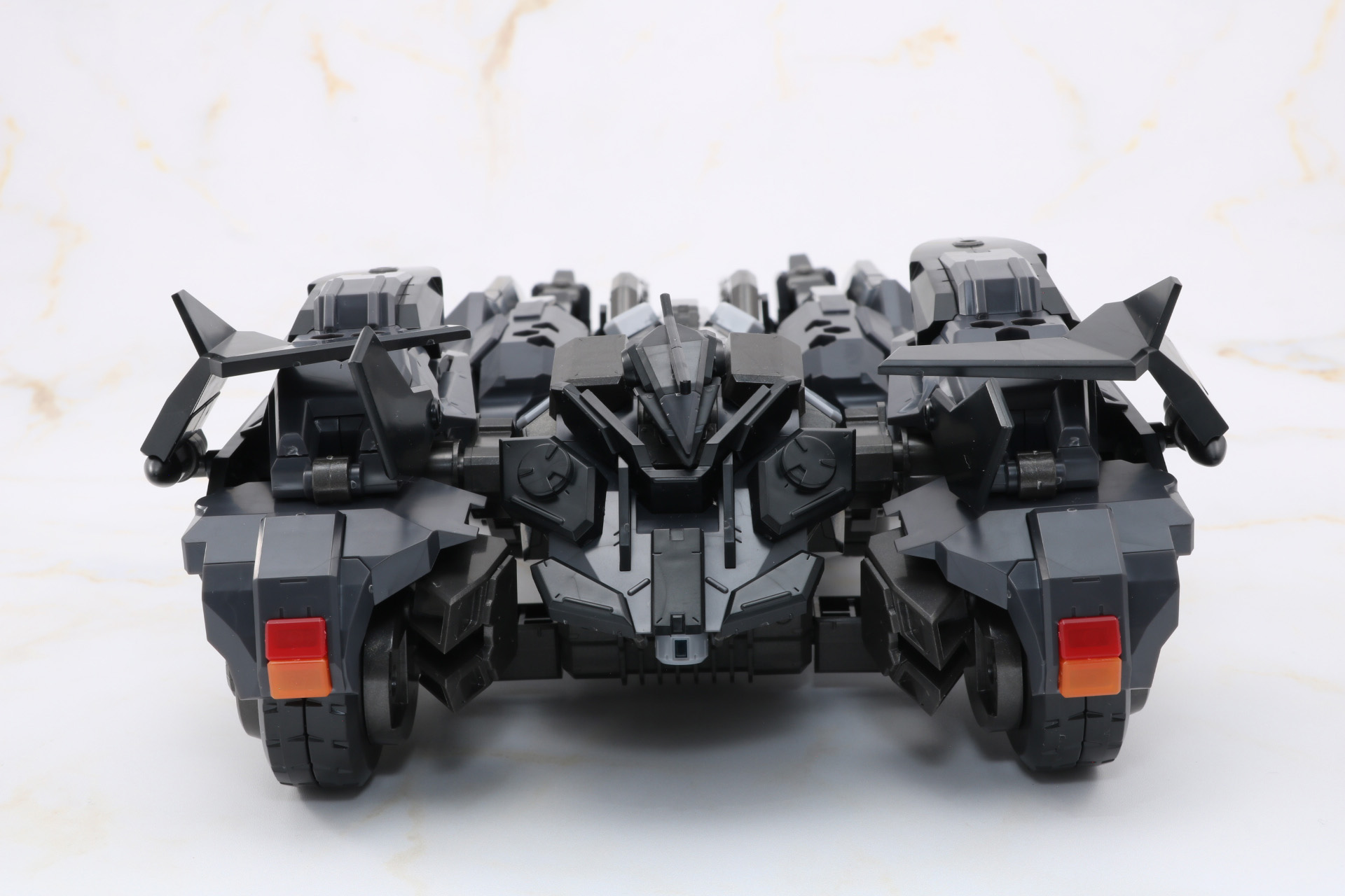 背面。テールランプやリア・ウイングとスポーツカーらしい造形。胸部のカメラがリアカメラとして配置されている