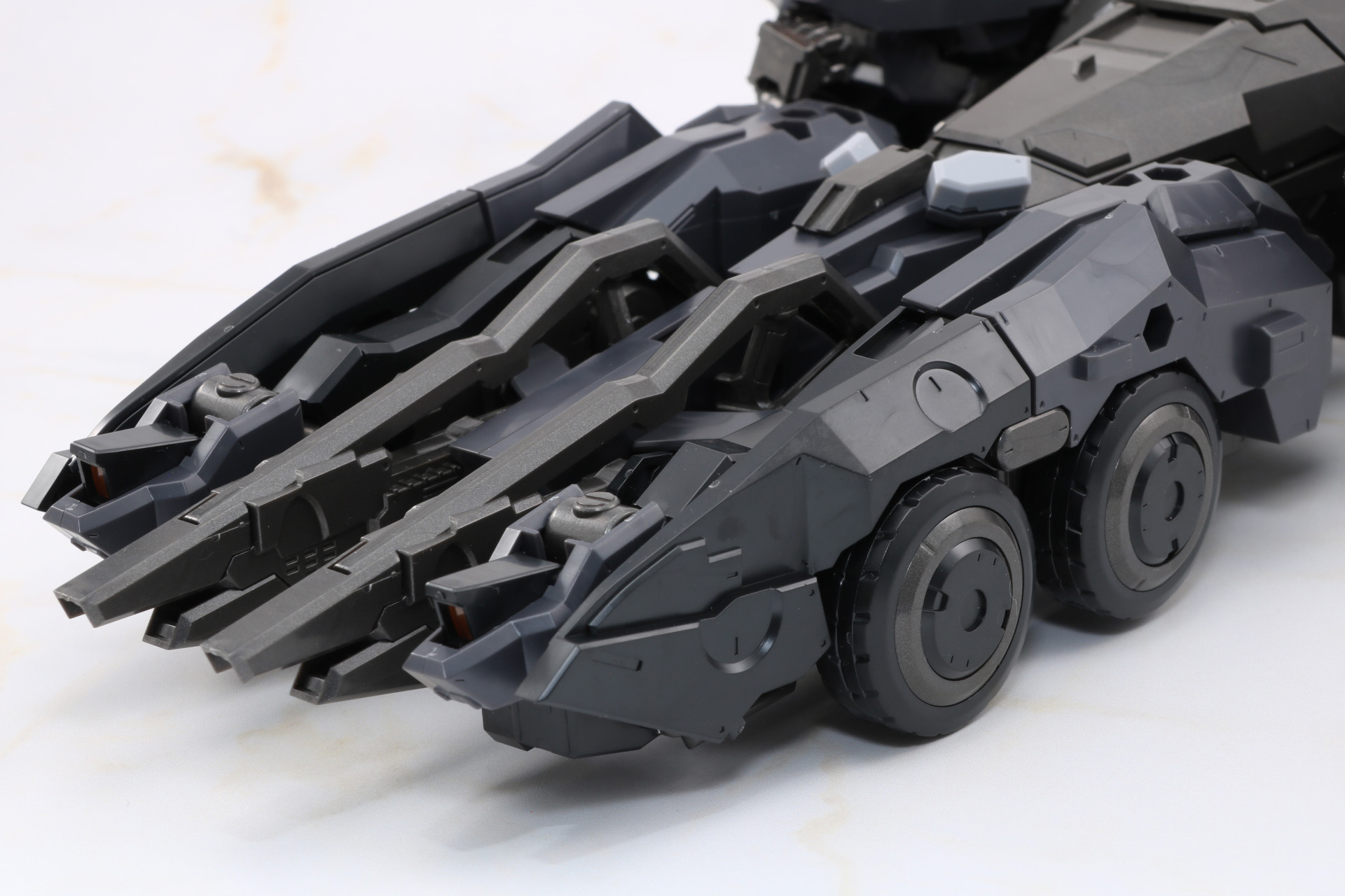 シャープなフェンダーに武骨な車輪