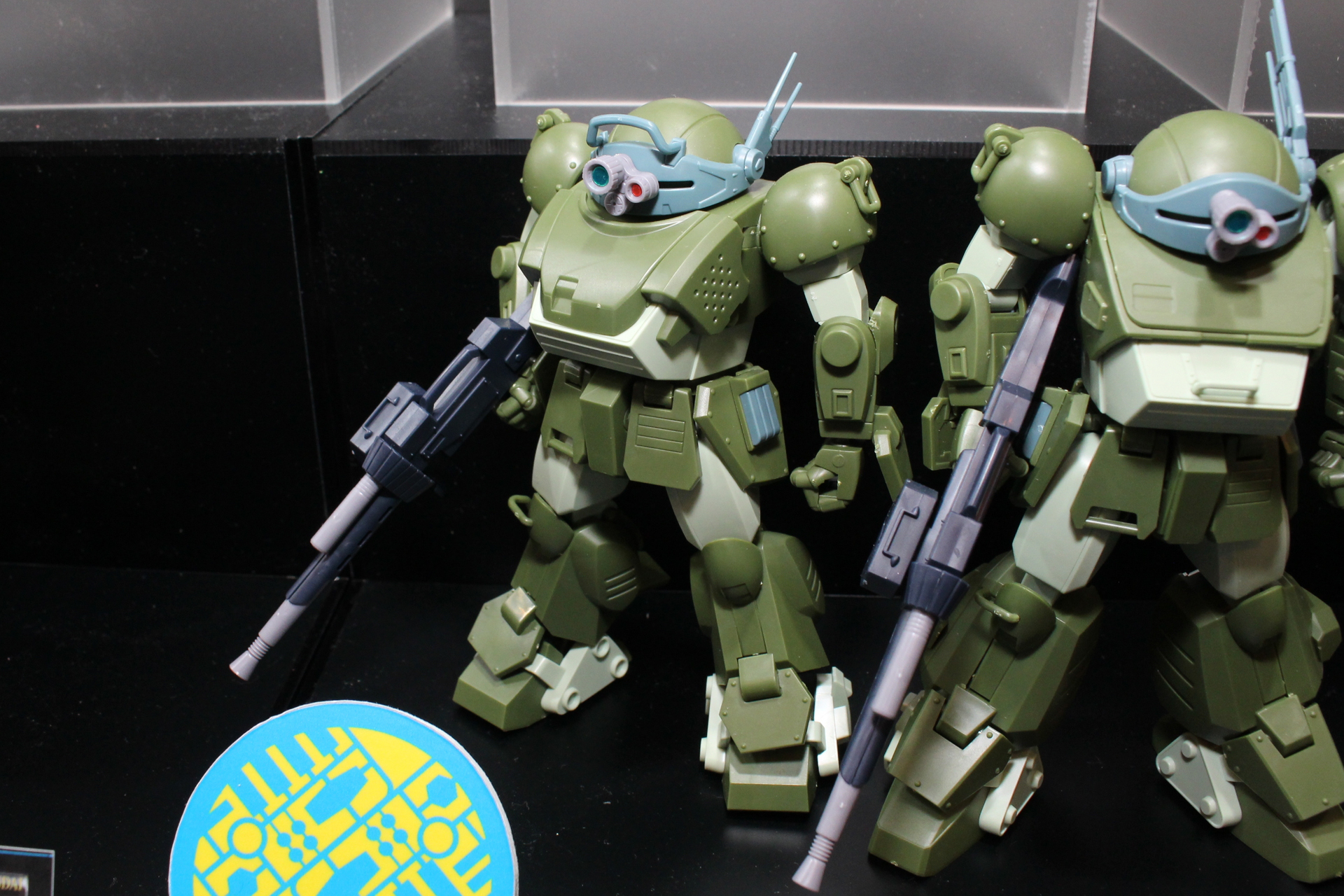 レーン機はバイザーのほか、胸部ハッチの形状がが大きく異なる