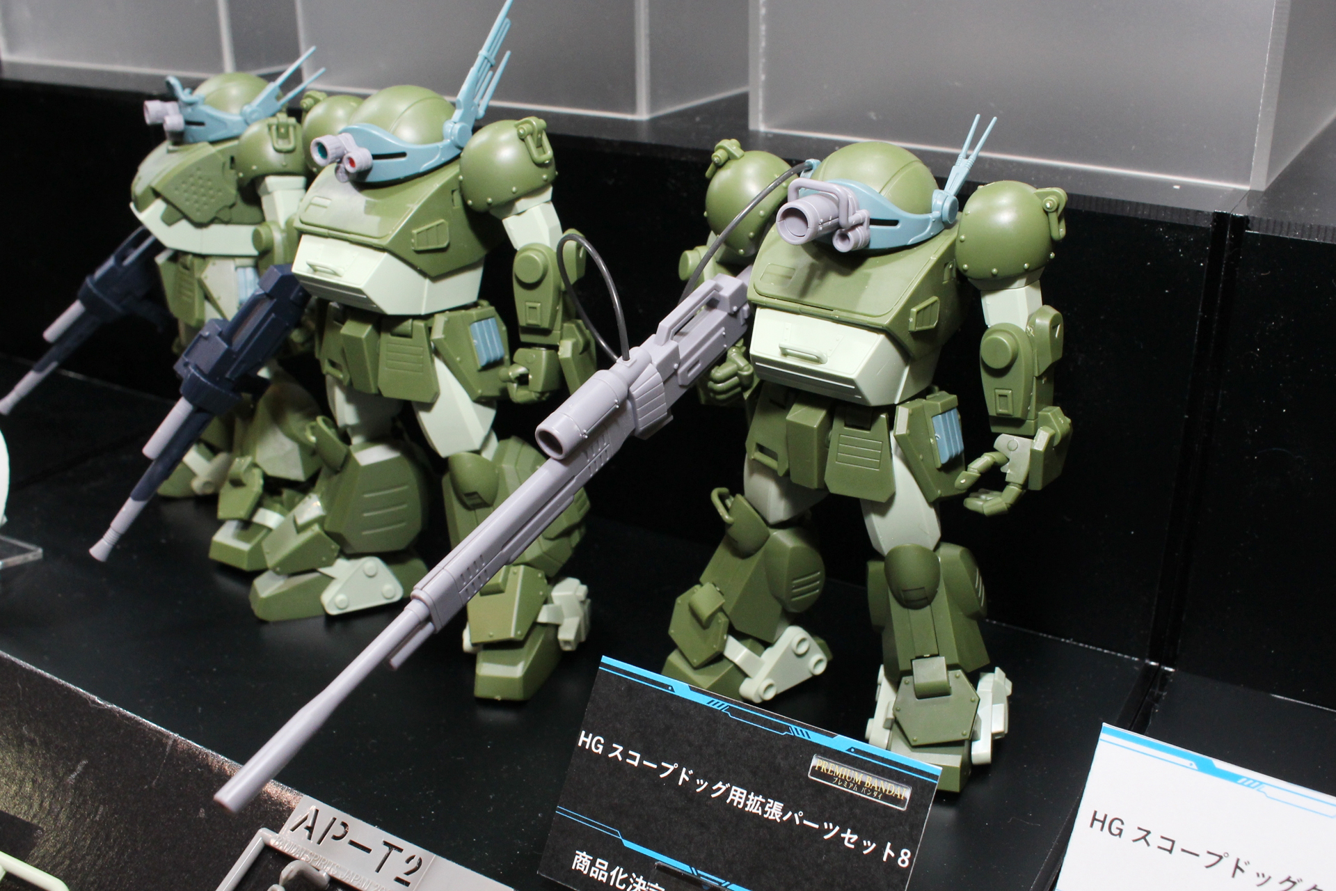 ゼトラ機は狙撃用のズームレンズとスナイパーライフルを装備している