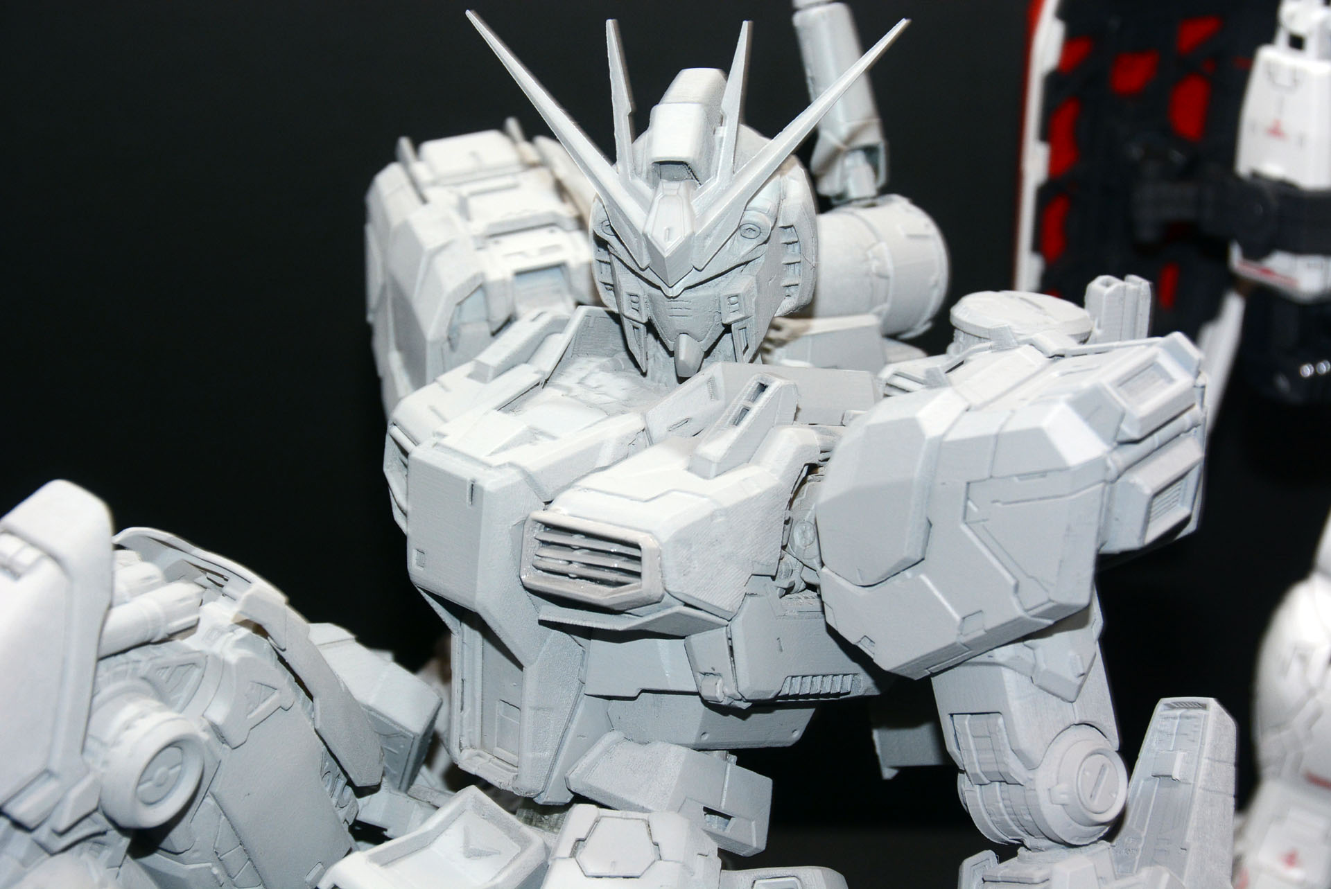 膝を曲げることで太ももの装甲がスライド、膝頭の可動や、シリンダーの露出など多彩な演出がわかる