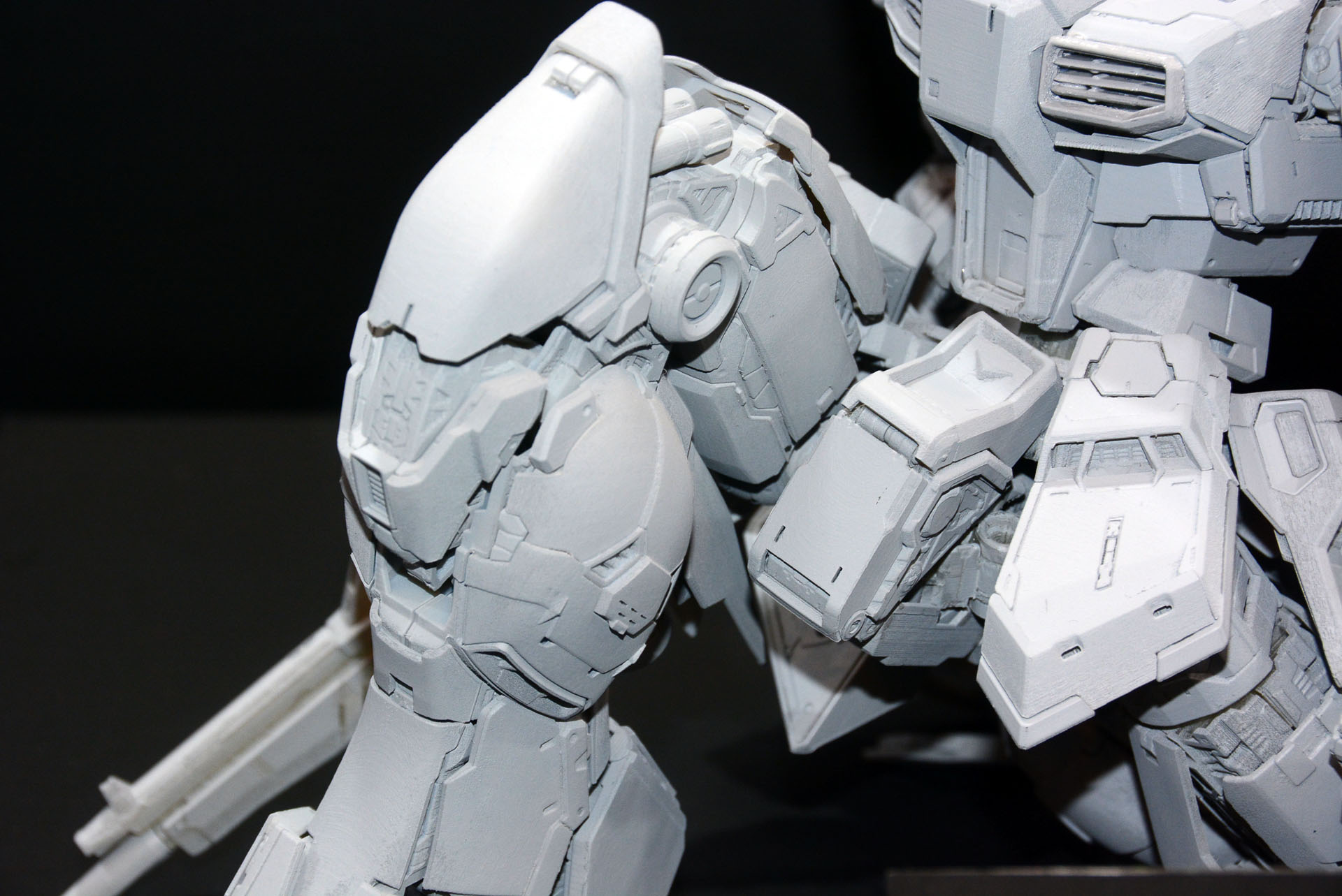 膝を曲げることで太ももの装甲がスライド、膝頭の可動や、シリンダーの露出など多彩な演出がわかる