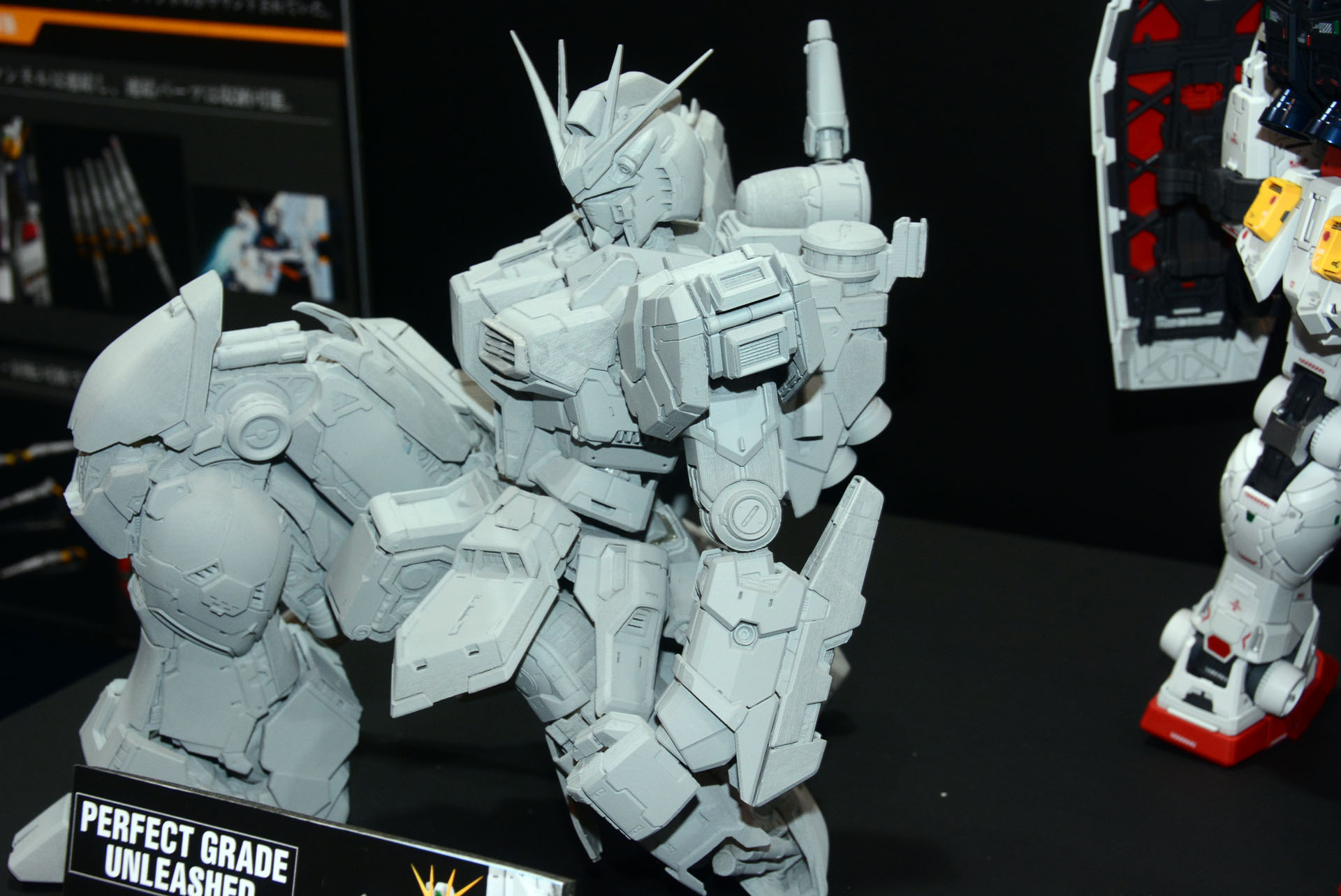 もう片方の足や、装甲の裏のディテールなど、すさまじい情報量だ