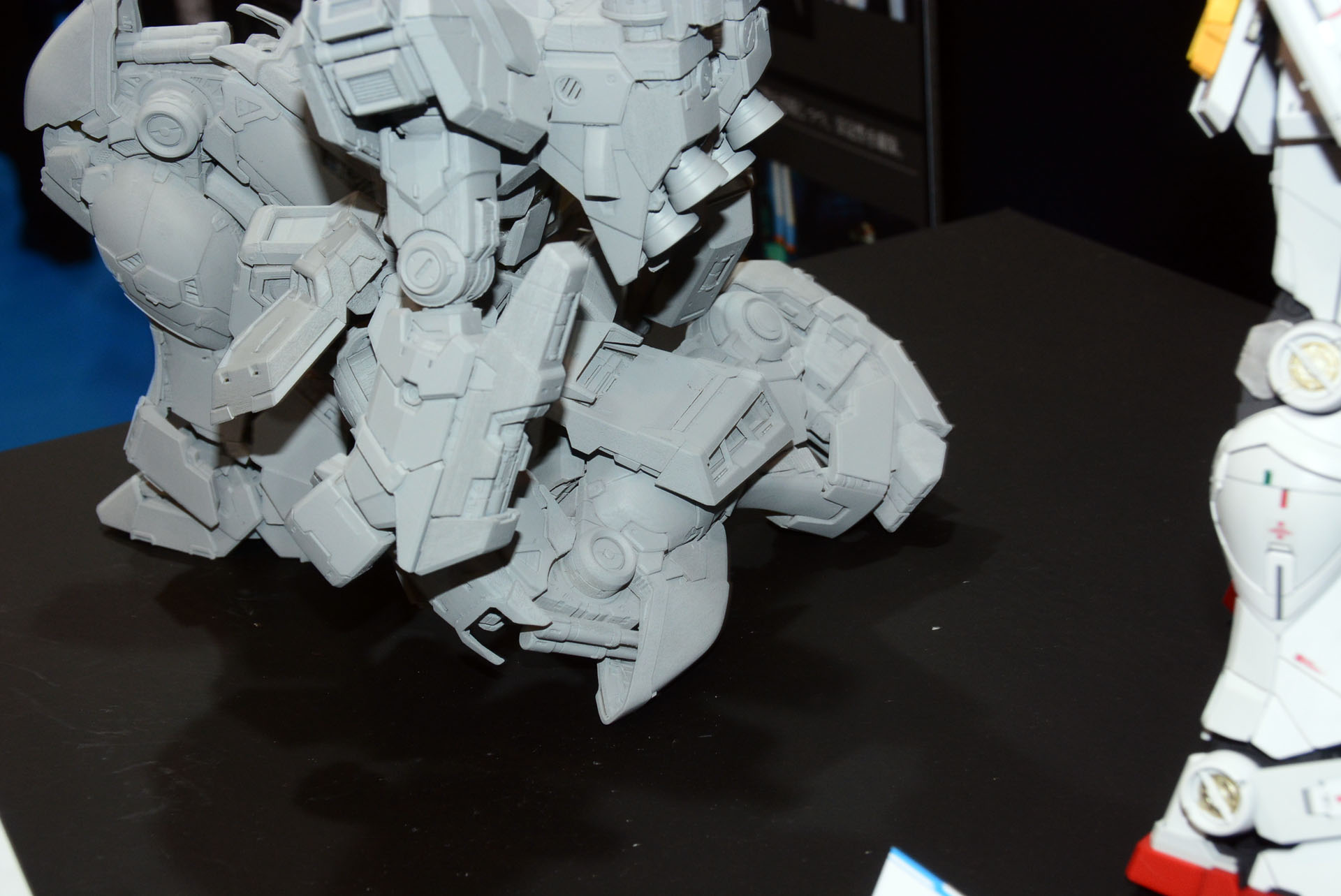 もう片方の足や、装甲の裏のディテールなど、すさまじい情報量だ