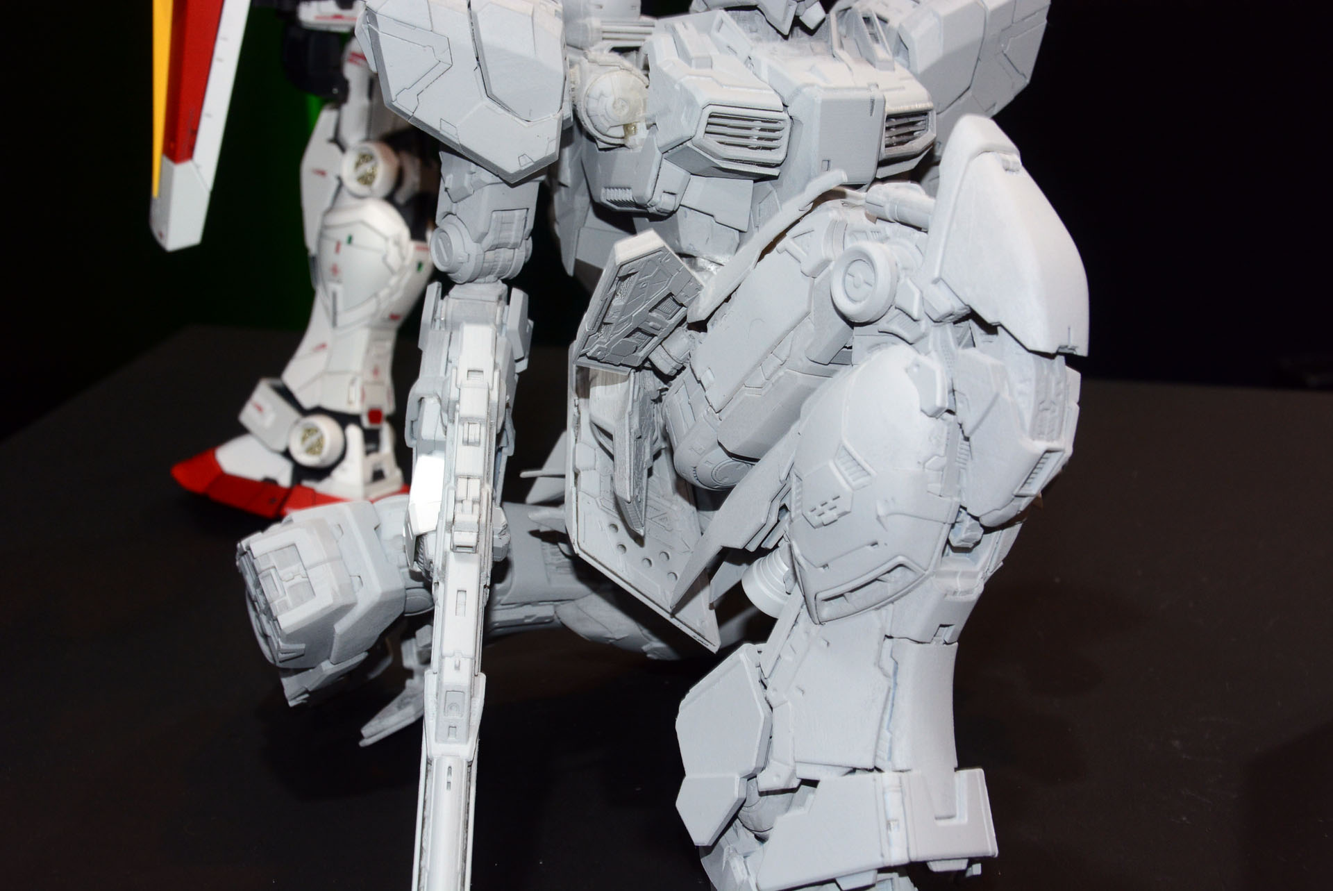 もう片方の足や、装甲の裏のディテールなど、すさまじい情報量だ
