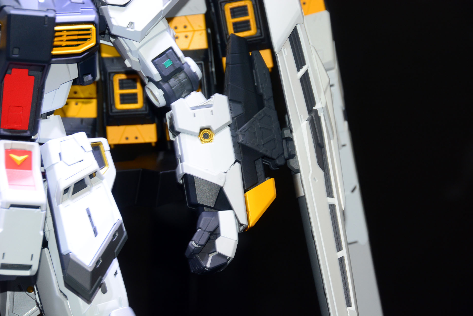 肘やシールドジョイントに注目