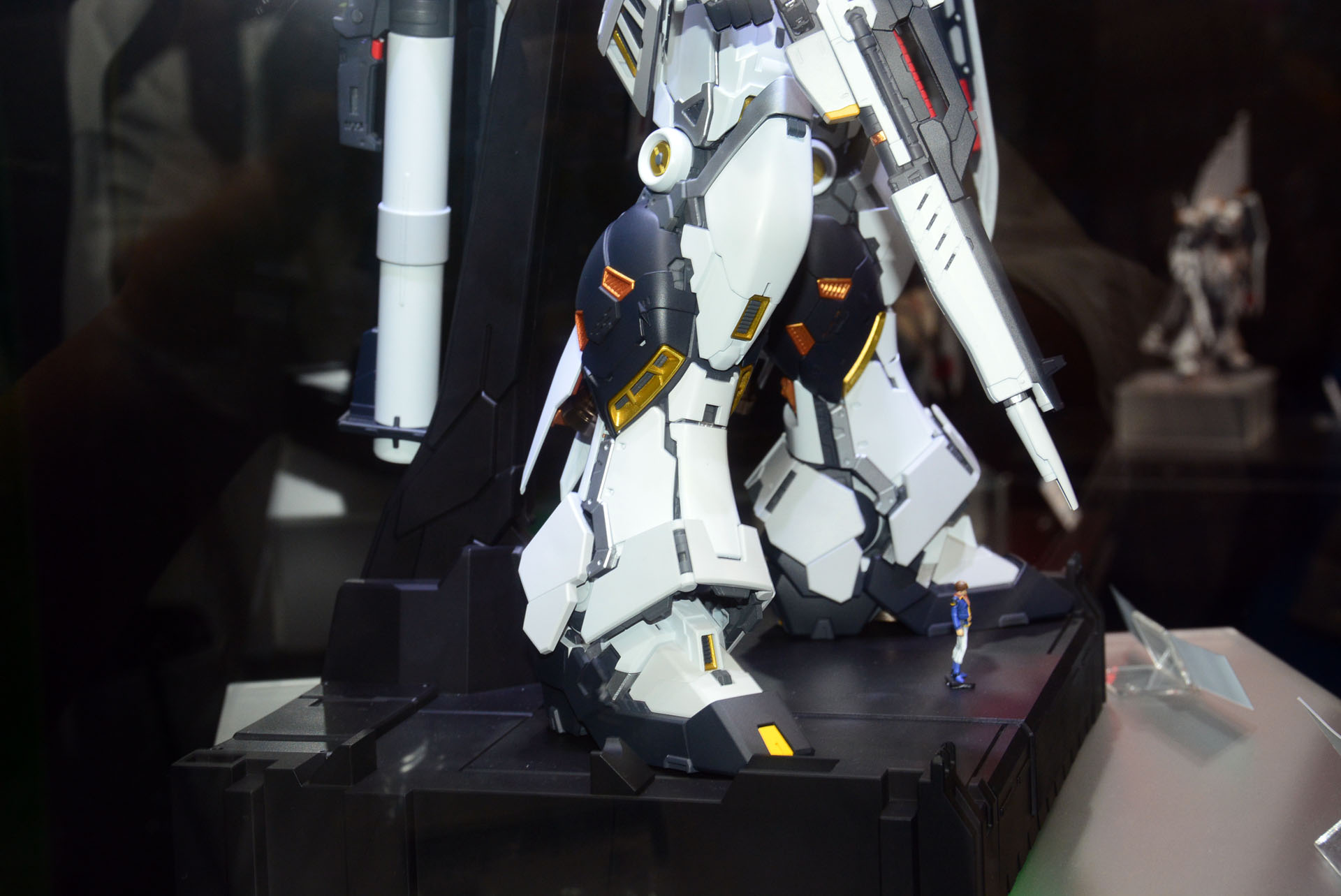 装甲の間からのぞくフレームなど、作りごたえがありそうだ