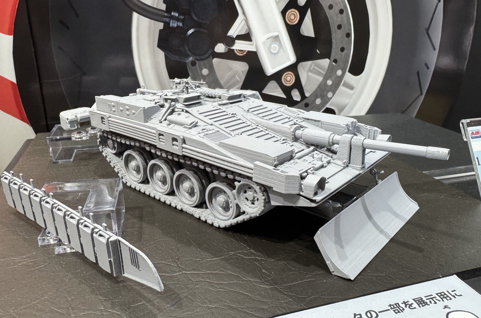 左側に並ぶジェリ缶の連なりはサイドスカート