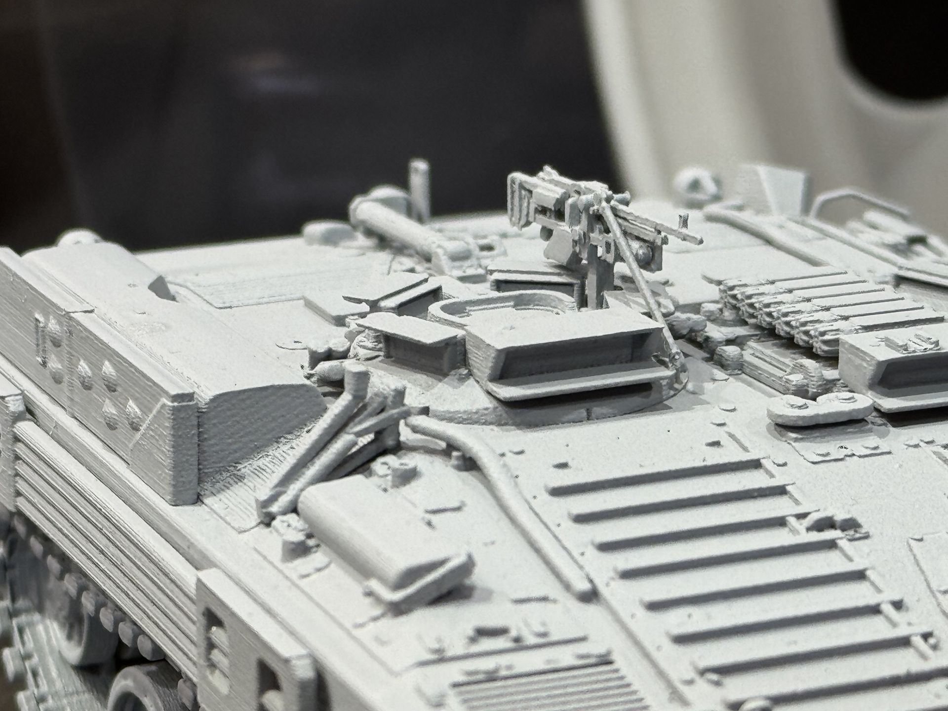 車長ハッチ部分。ペリスコープはクリアパーツ