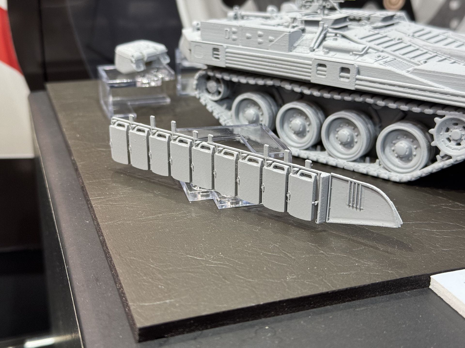 サイドスカート。ジェリ缶が並んでいる。中には軽油が満載されており、予備タンクとして機能する