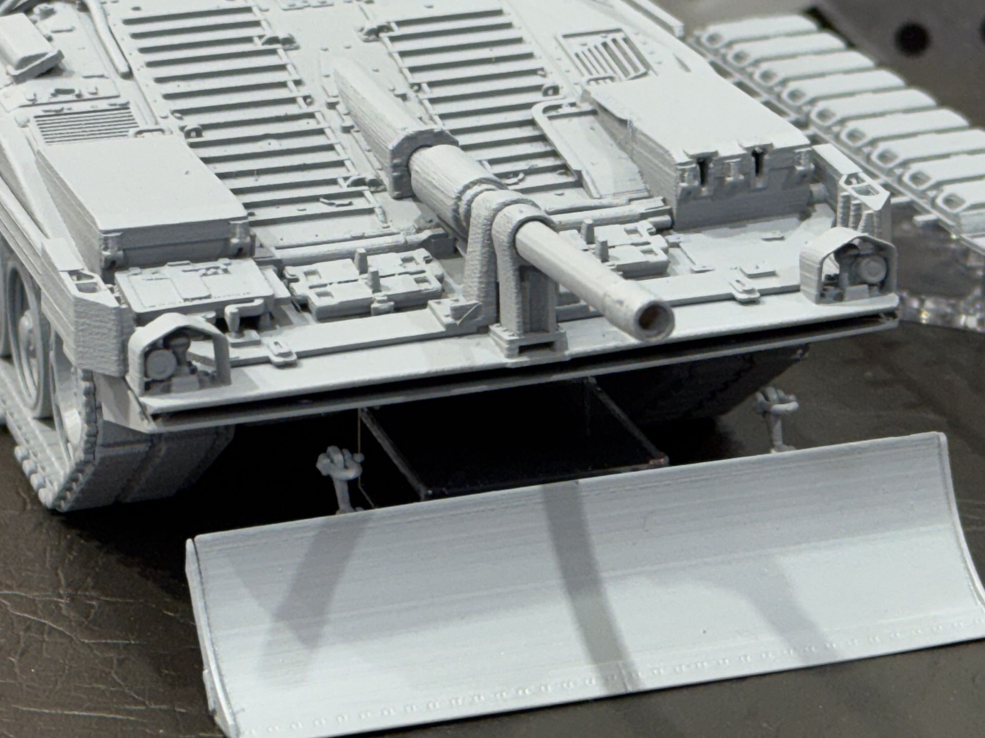 62口径105mm主砲。下部に見えるのはドーザーブレード