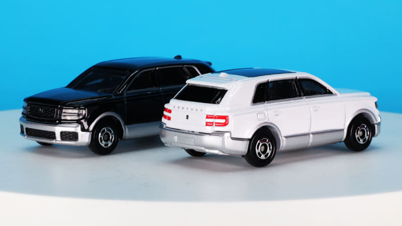 車体下部を囲うシルバーのバンパーとのコントラストが美しい