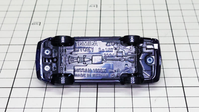 シャーシ：中央に走るフロントのギアボックスからリアへのプロペラシャフトなどが見えてメカメカしくて楽しい！