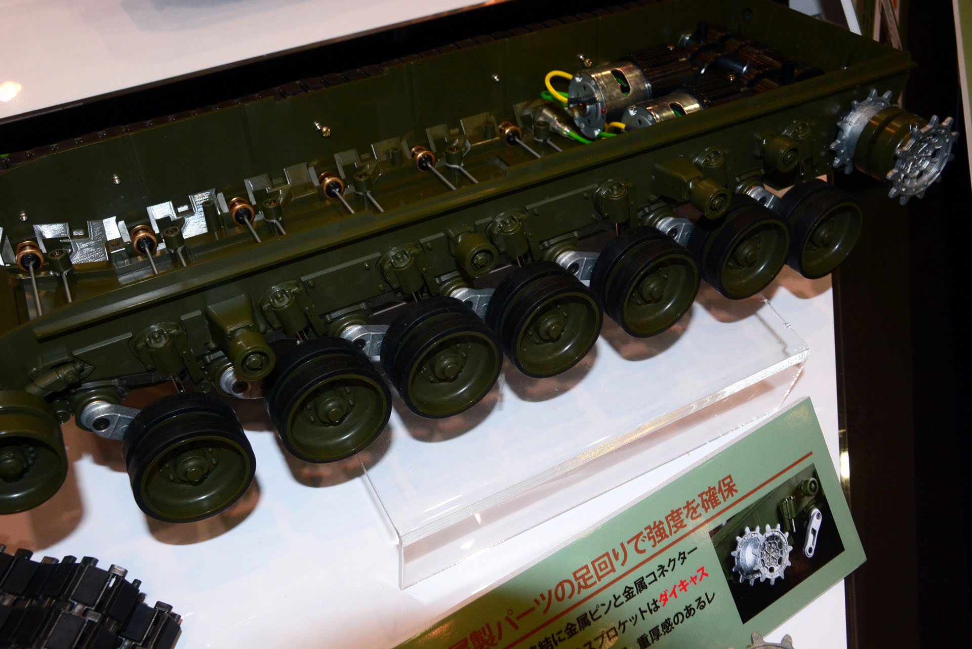 シャフトのねじれで走行時の車輪の上下を再現