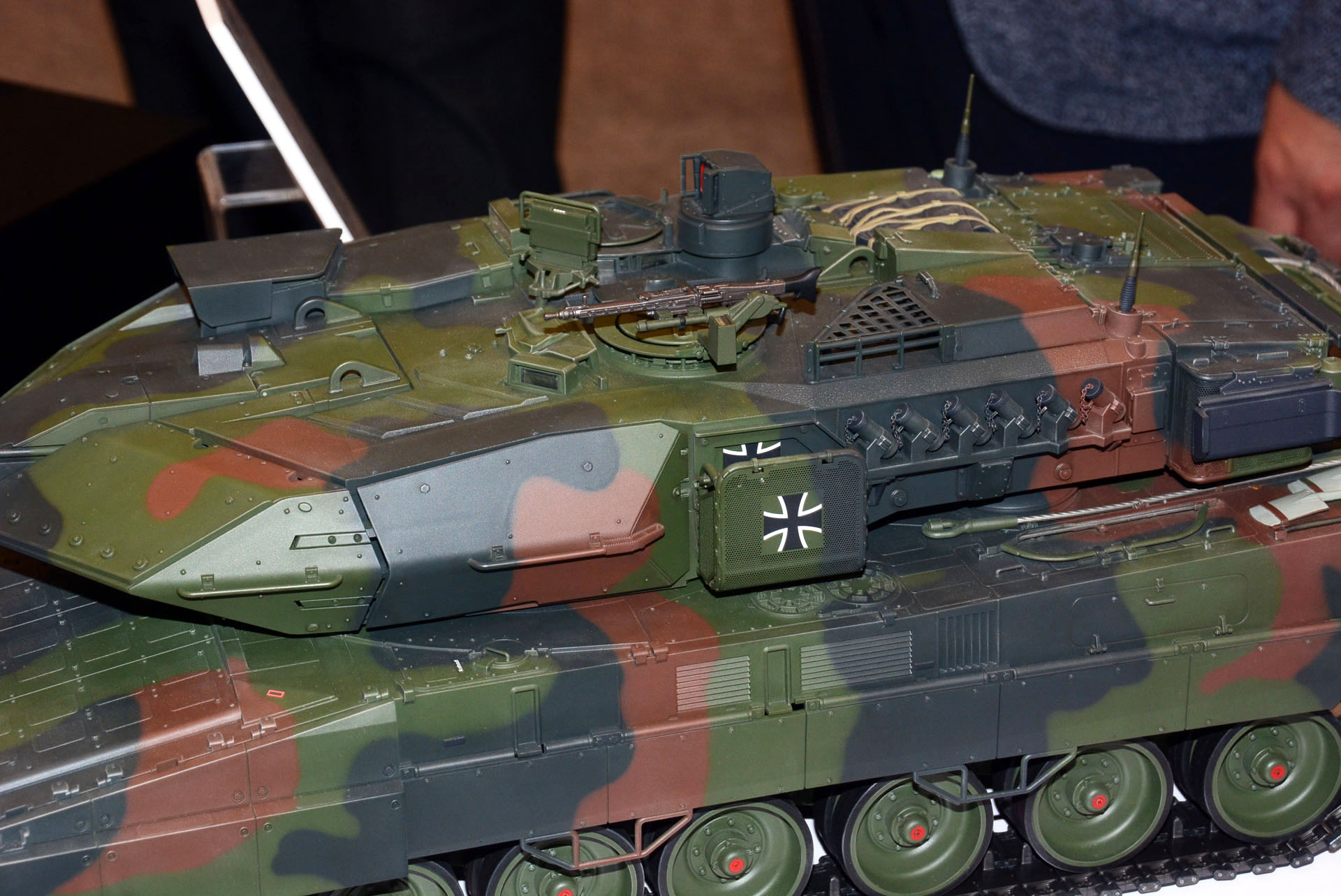 武装や装備品も再現、スモークディスチャージャーには蓋がされている