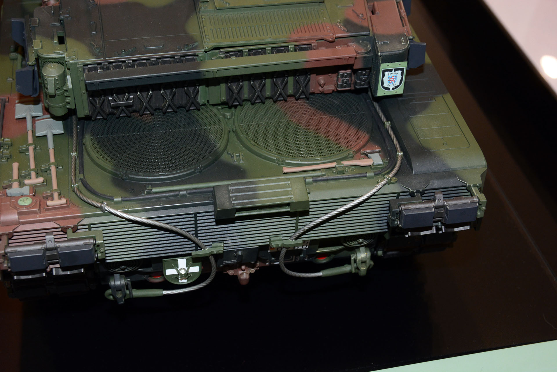 排気口の蓋を止めるボルトの造型までこだわりが