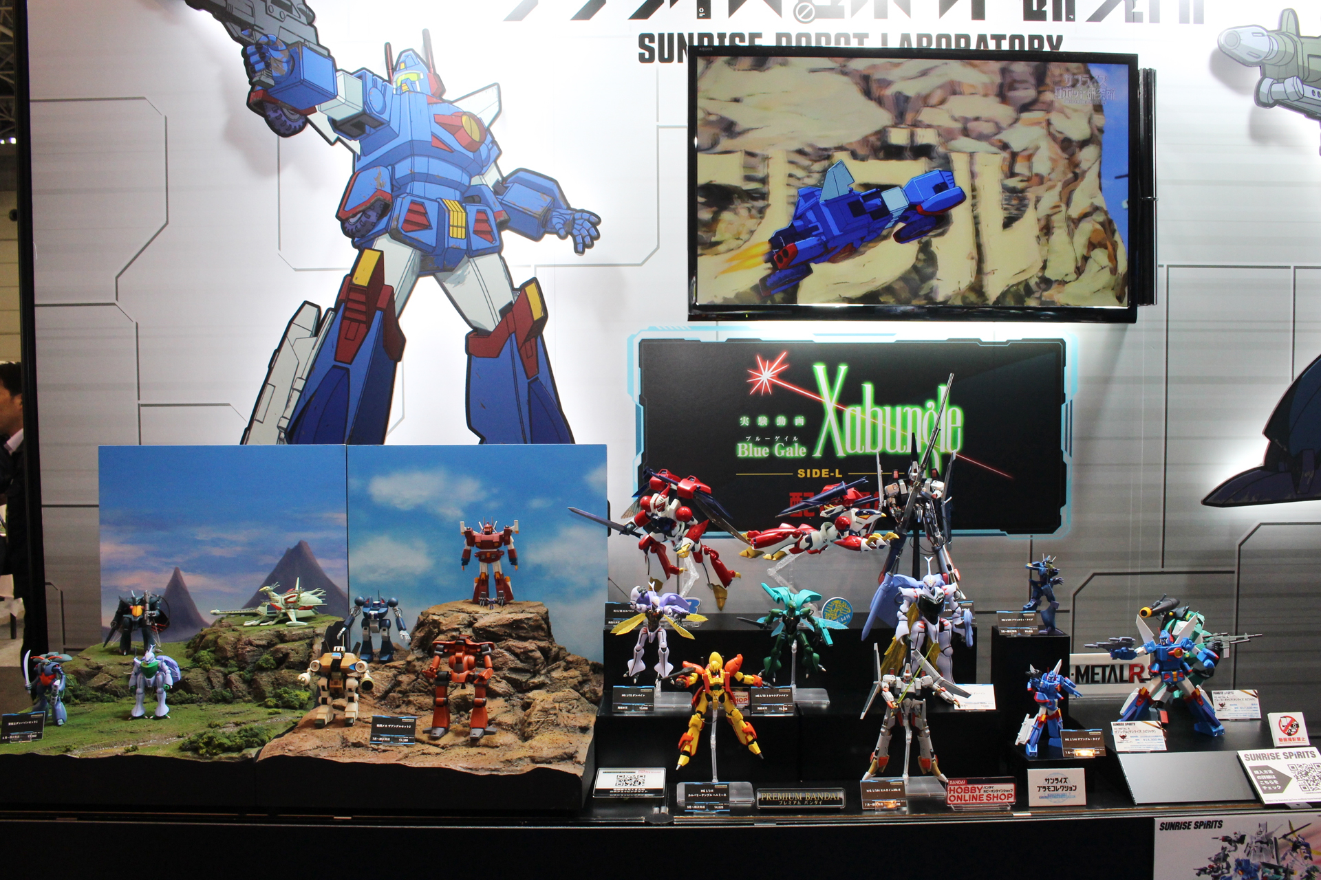 BANDAI SPIRITSブースに設けられた「サンライズ プラモコレクション」の展示コーナー。ホビーショー開幕に合わせて公開された実験動画「BLUE GALE XABUNGLE SIDE L」が流されていた