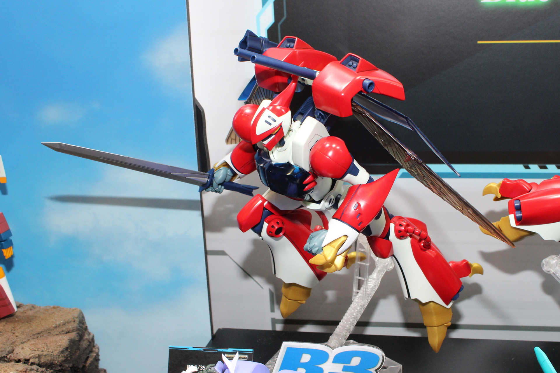 展示されたサンプルはオーラ・ソードを装備していた。オーラ・ソード・ライフルなど他の武装がどうなるのかも気になるところ