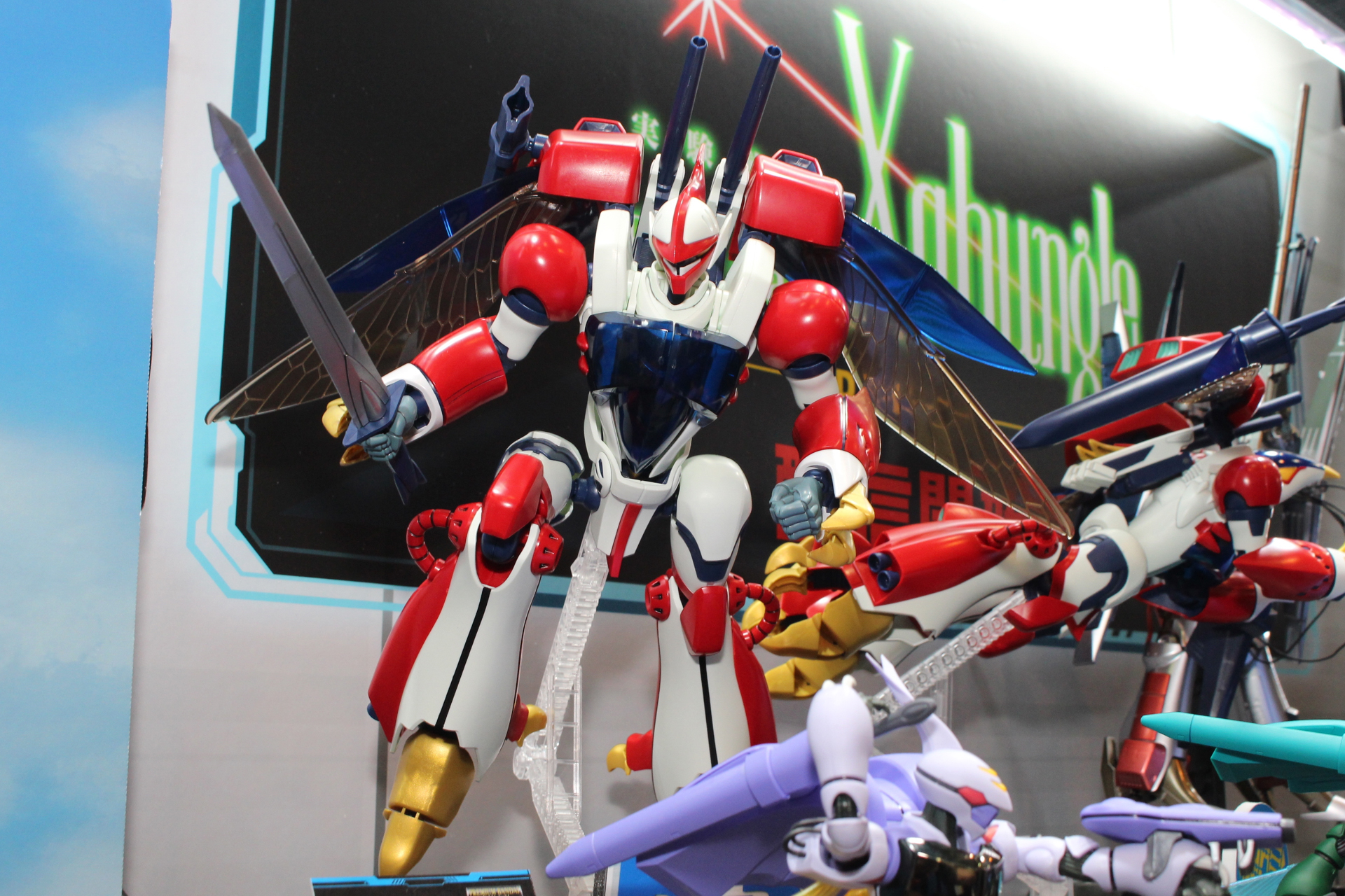 ウイングや翅、コクピットハッチなどにクリアパーツを採用。コクピットにショウが乗れのるかどうかは不明だ