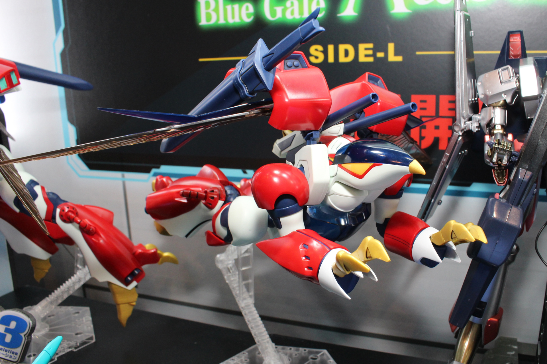 ウイング・キャリバー形態。鳥のようなシルエットを持つ飛行形態だ