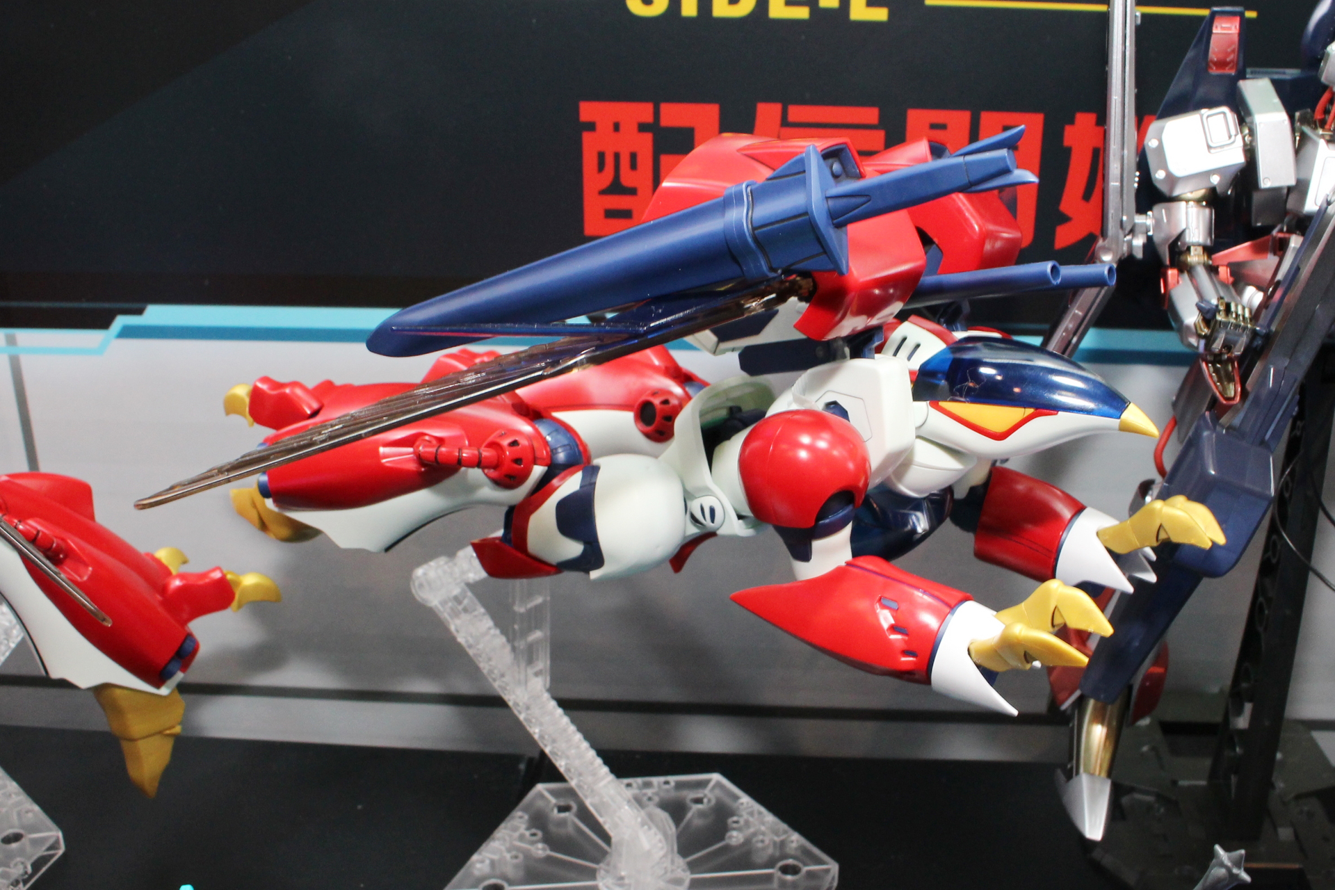 ウイング・キャリバー形態。鳥のようなシルエットを持つ飛行形態だ