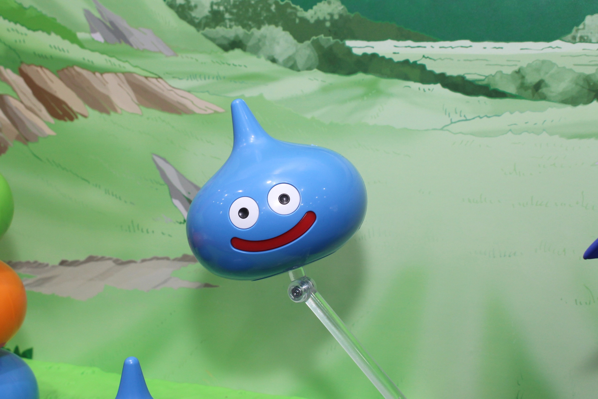 「ドラゴンクエスト プラスチックモデルキットシリーズ スライム 草原ベースつき」（右）。9月27日発売。価格は1,760円。「スライムベス 草原ベースつき」、「ライムスライム ダンジョンベースつき」も同時発売