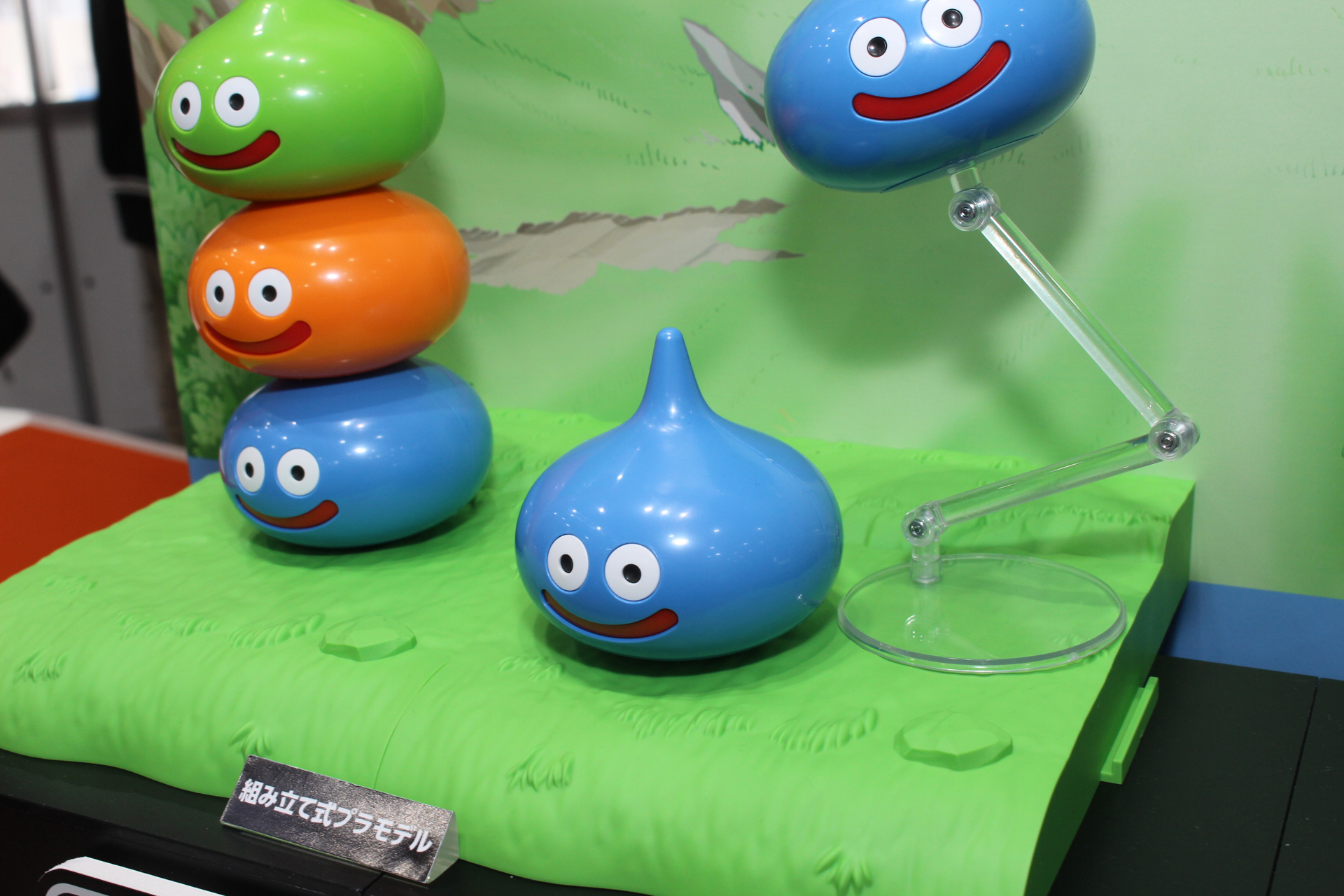 草原ベースは、草や石頃などがモールドされている。連結用のフックも見える