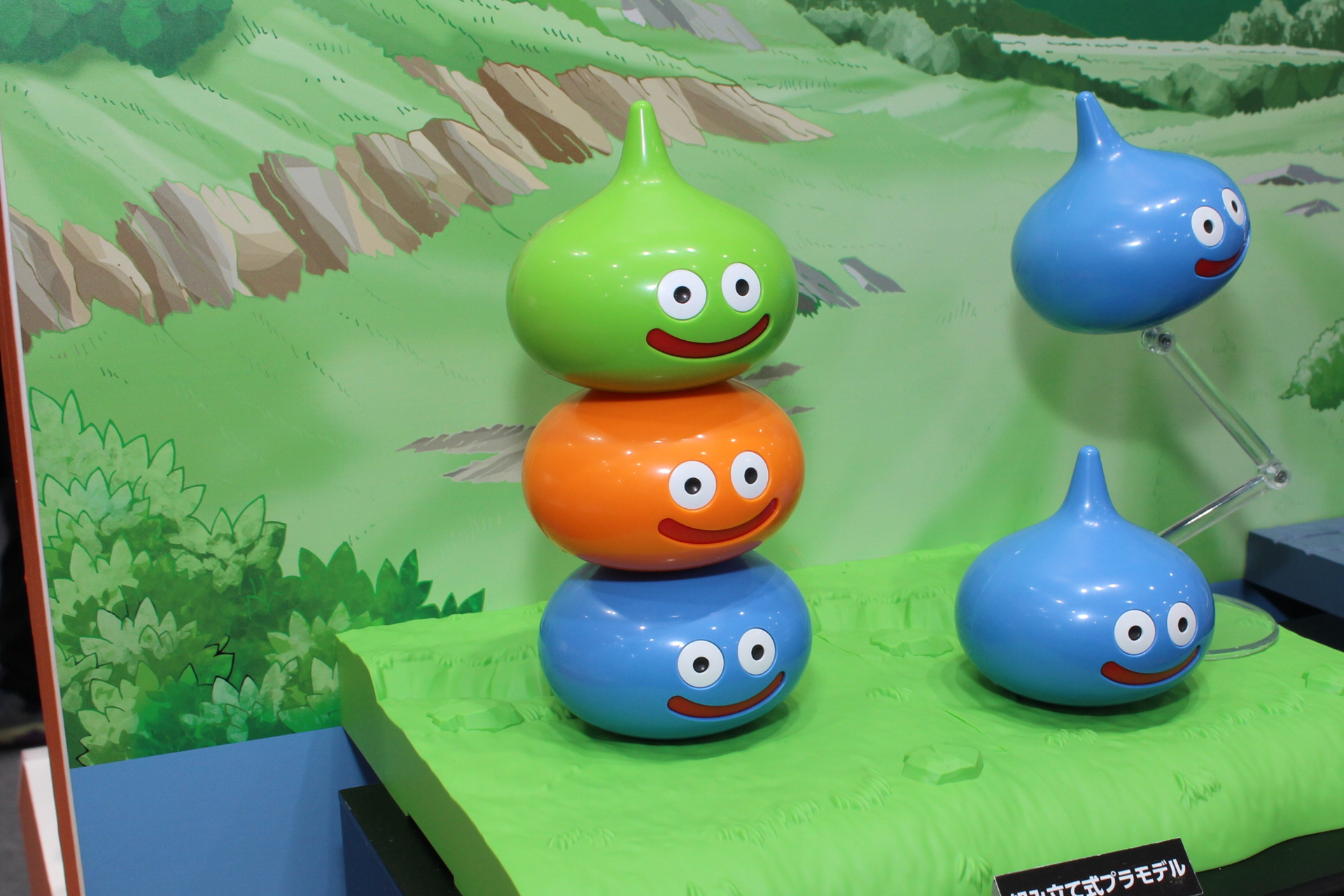 底のパーツを取り外して重ねることでスライムタワーの形も楽しめる