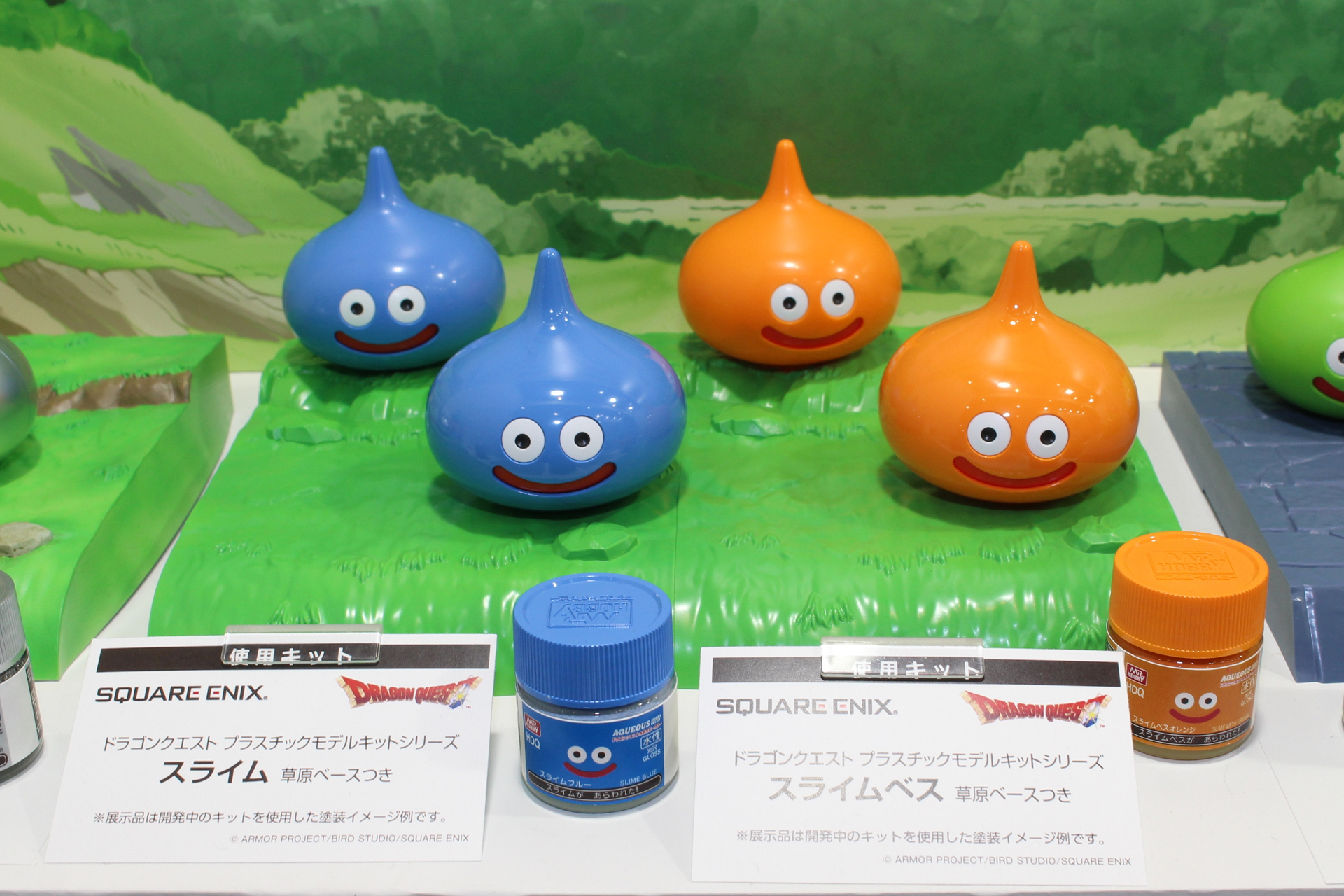 奥が未塗装、手前が塗装を施したスライム達。よりつややかな質感となっている