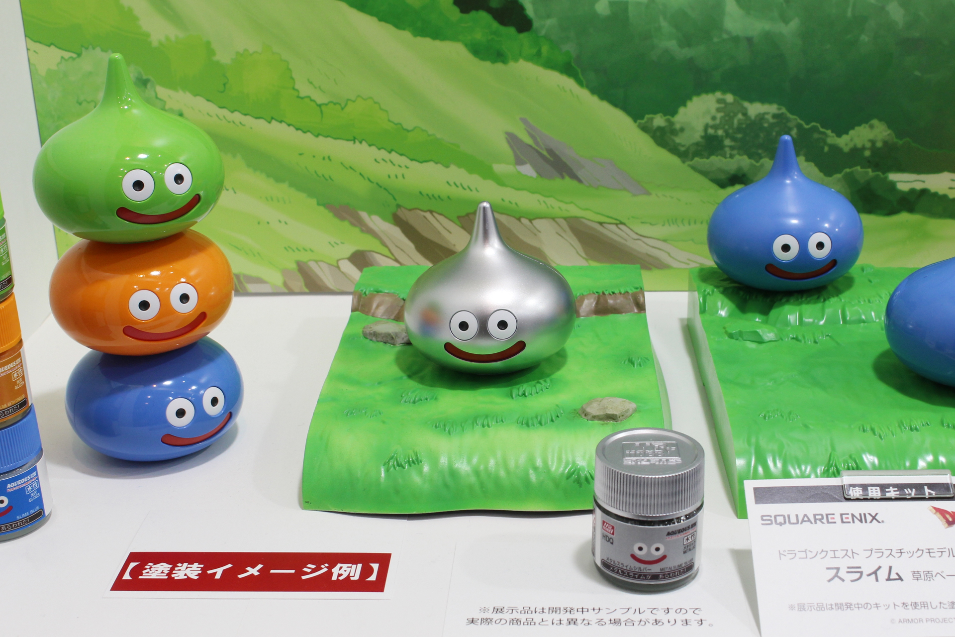 メタルスライムのカラーも。こちらのサンプルはベースも塗装。「ドラゴンクエストI」の戦闘画面のような仕上がりになる