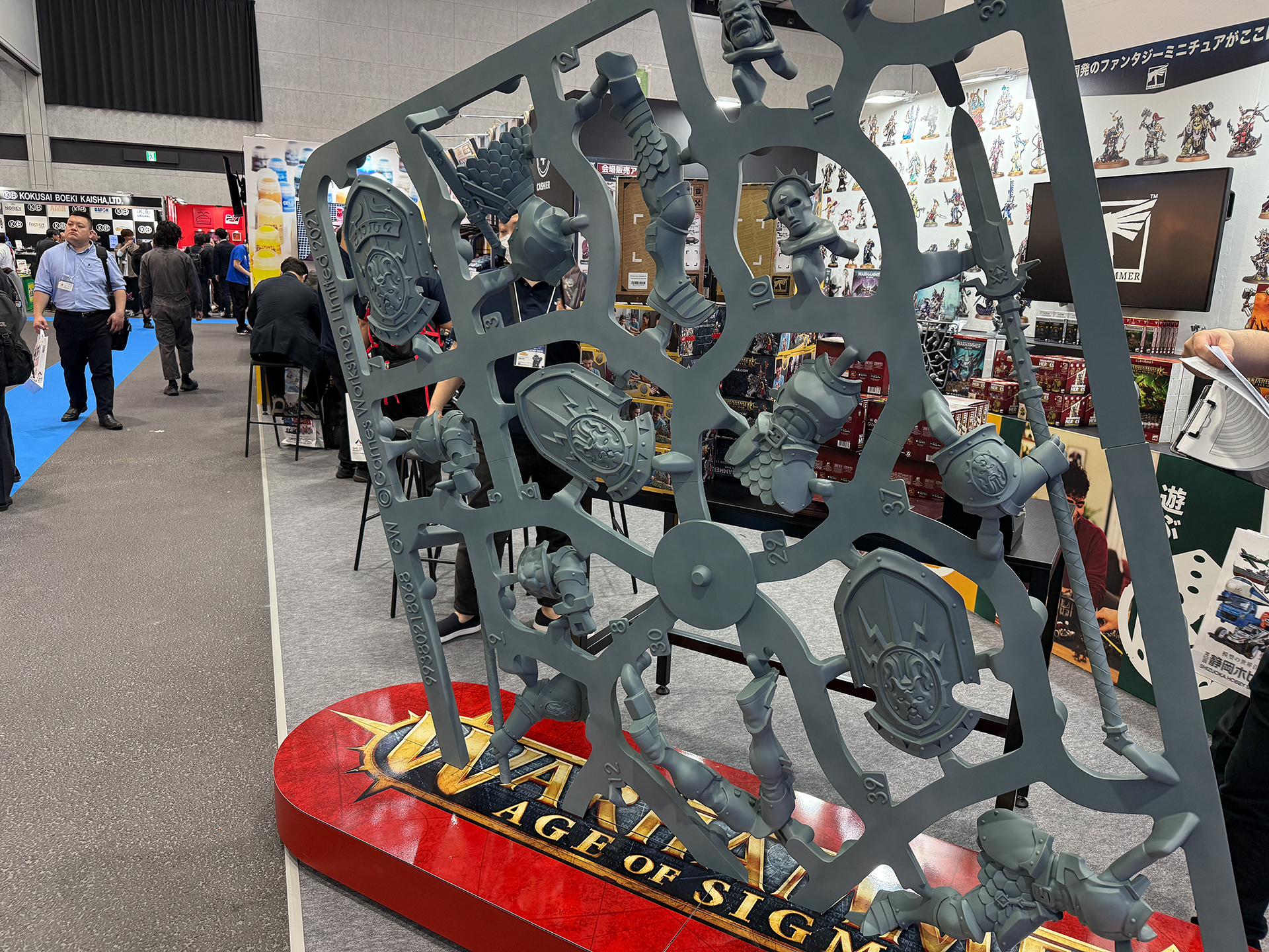 ブース正面には巨大な「リベレイター」のランナーが