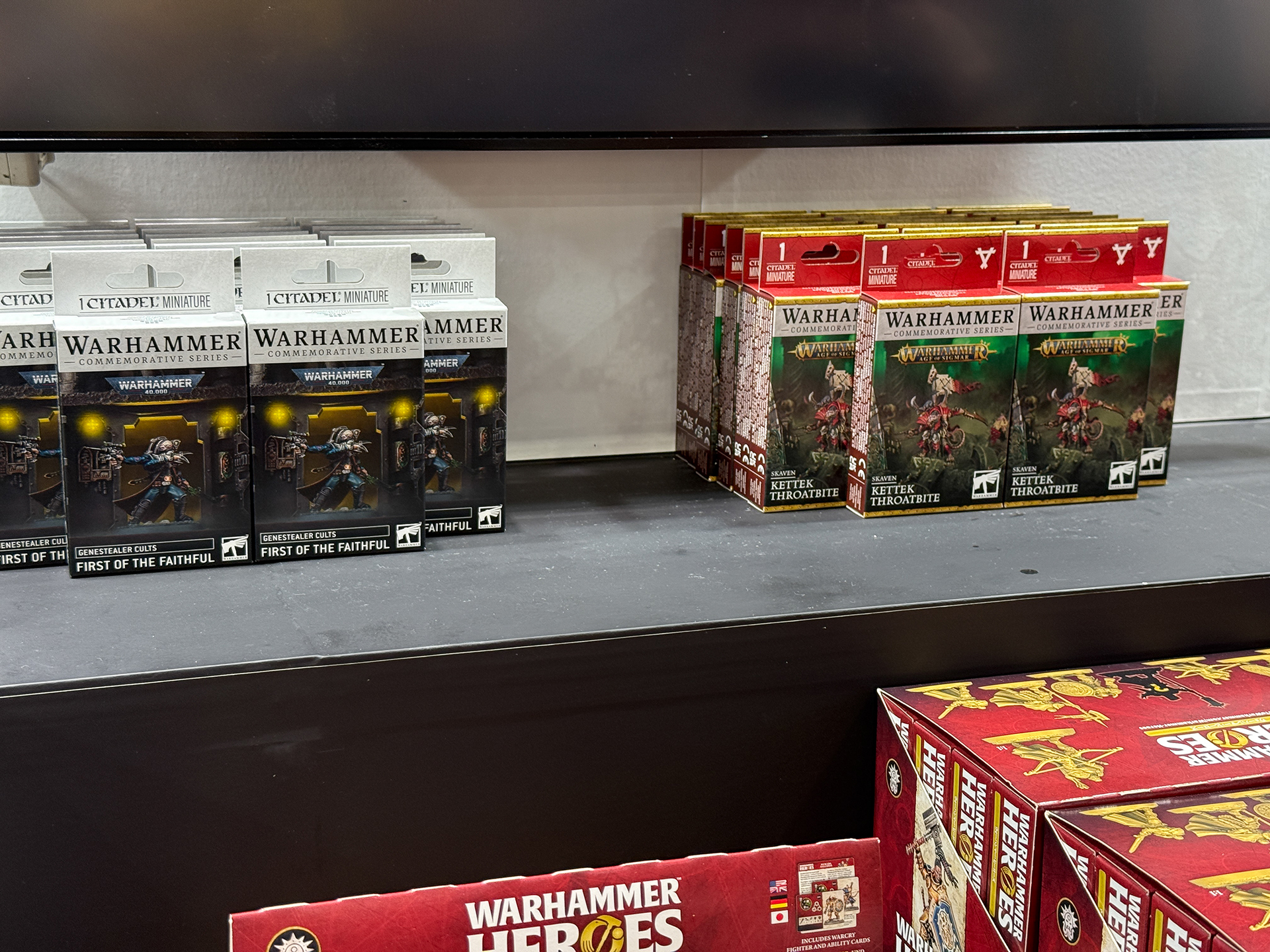 ブース中央でウォーハンマー・ヒーローズやイベント限定プラモデルを陳列