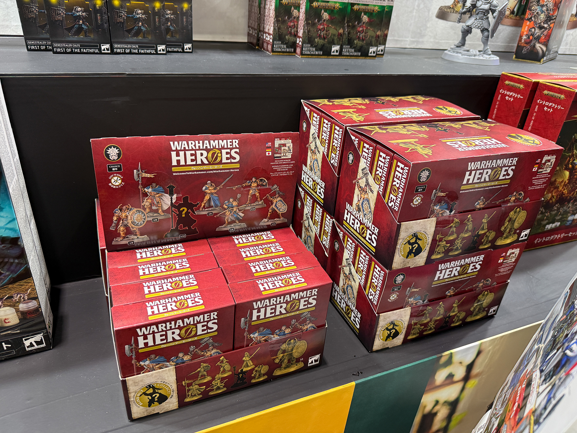 ブース中央でウォーハンマー・ヒーローズやイベント限定プラモデルを陳列