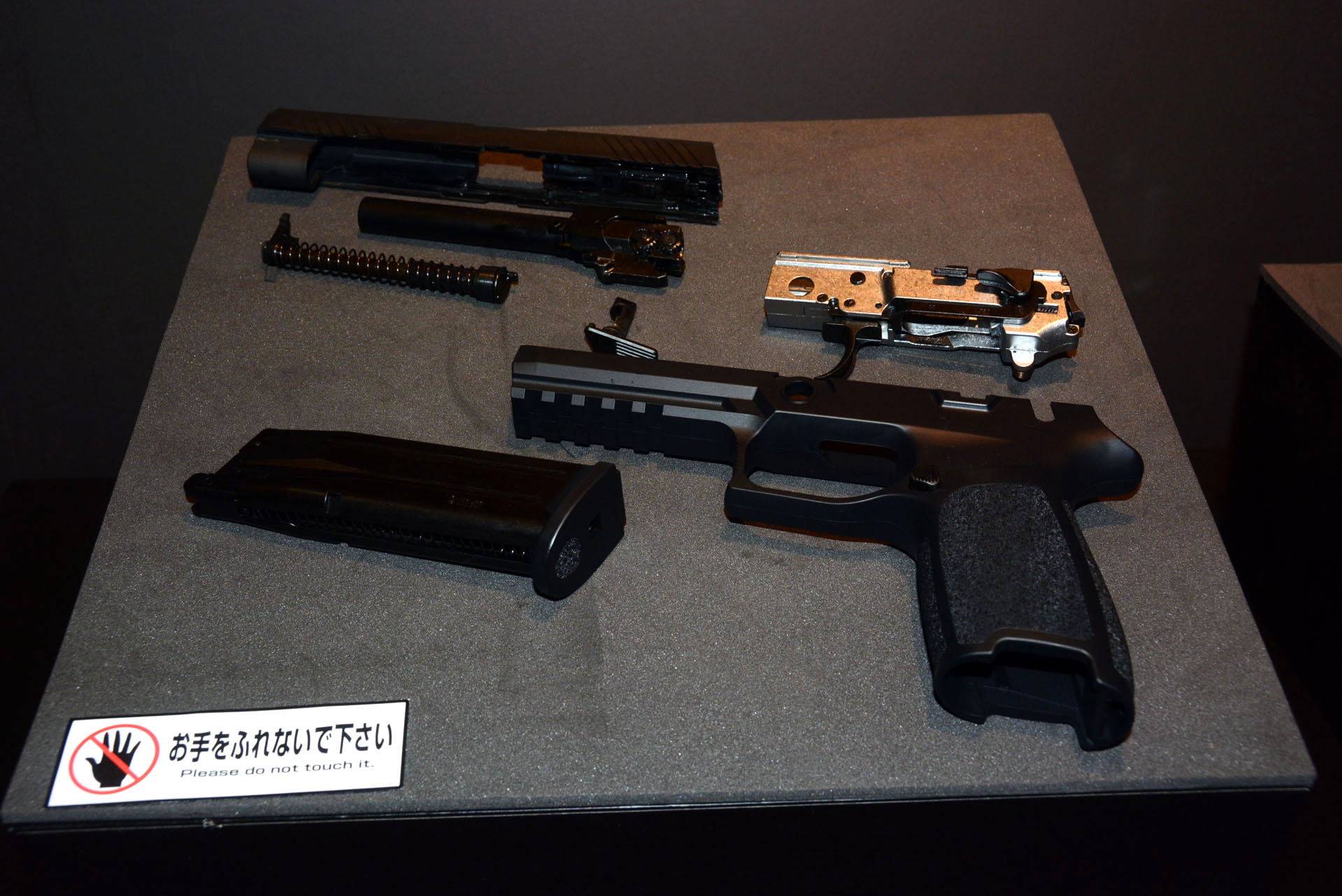 スライドを外し内部機構を取り出す「テイクダウン」。部品の形状にこだわっているのが本製品の特徴だ